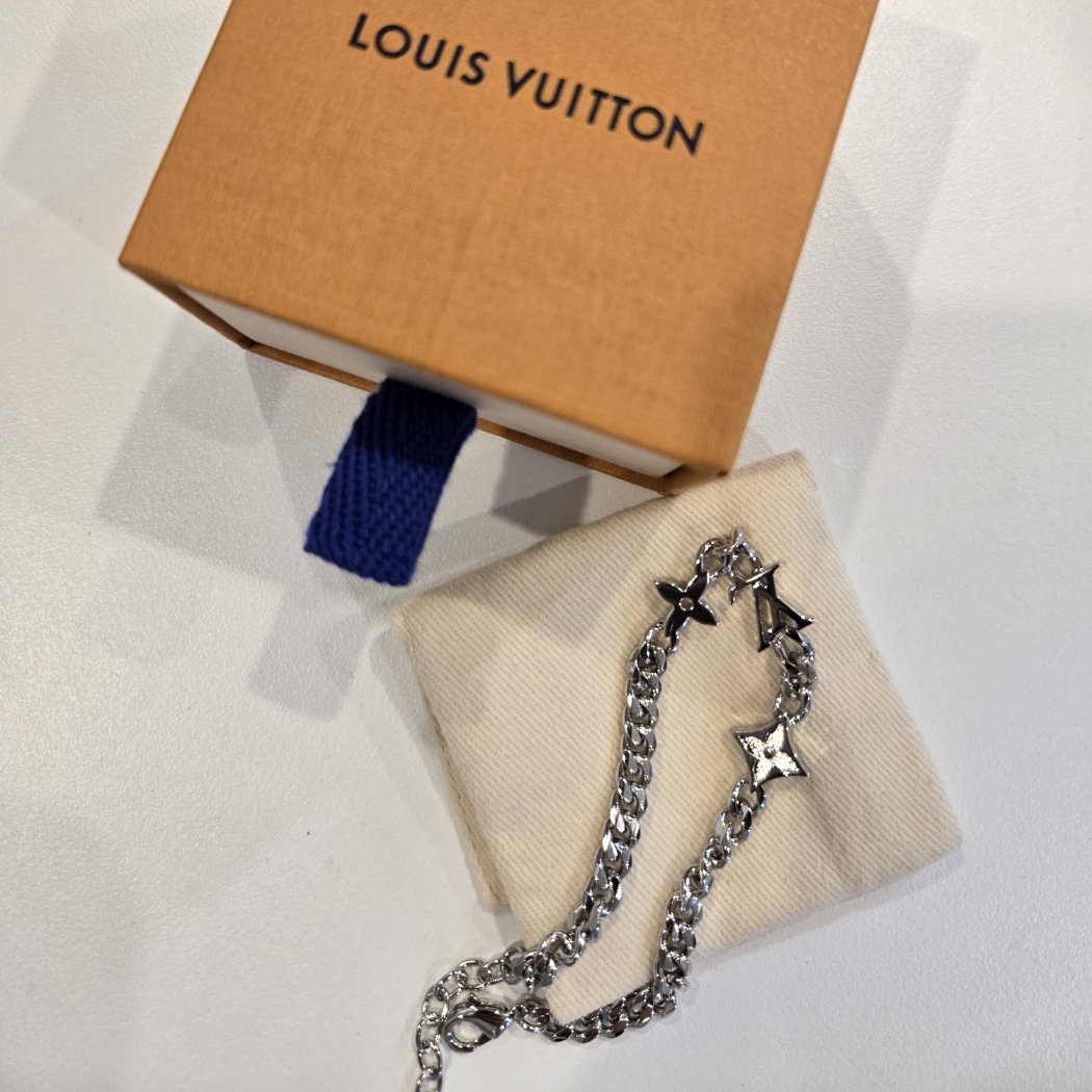 Louis Vuitton Monogram Row Bracelet Silver 착용 스타일