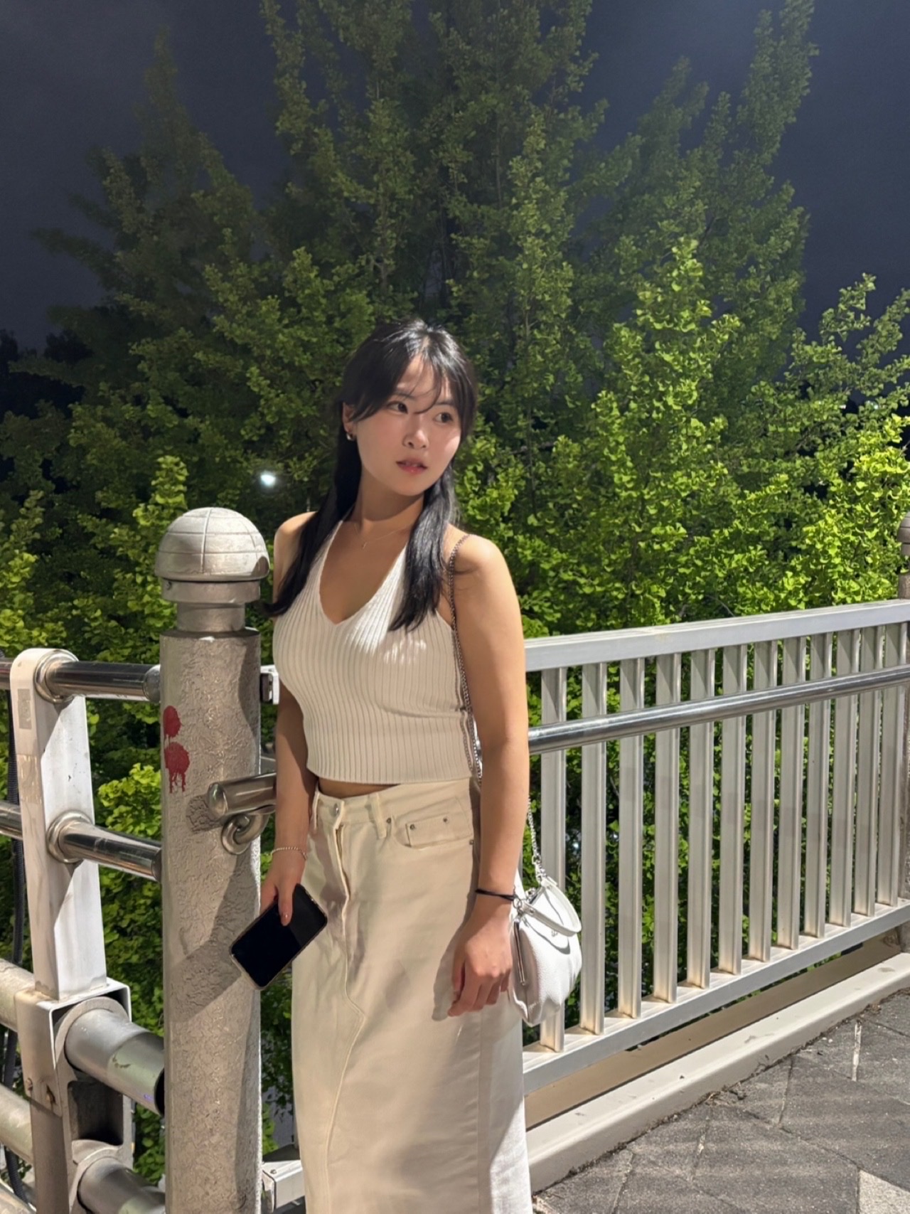 Roughneck Basic Halter Knit Top White 착용 스타일 - 1