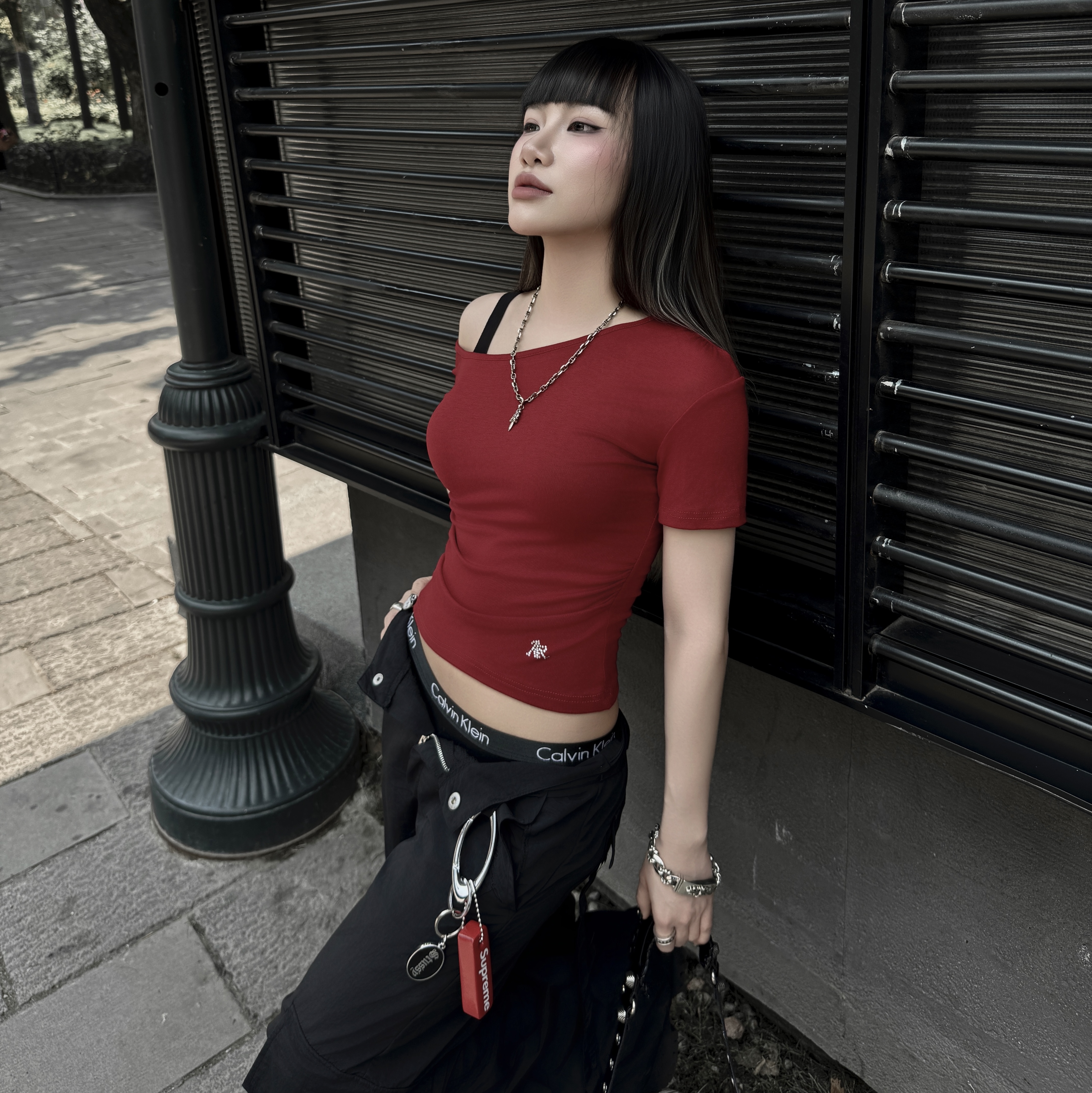 Balenciaga Le Cagole Small Shoulder Bag Black, Supreme Floating Keychain Red - 23FW 착용 스타일 - 4