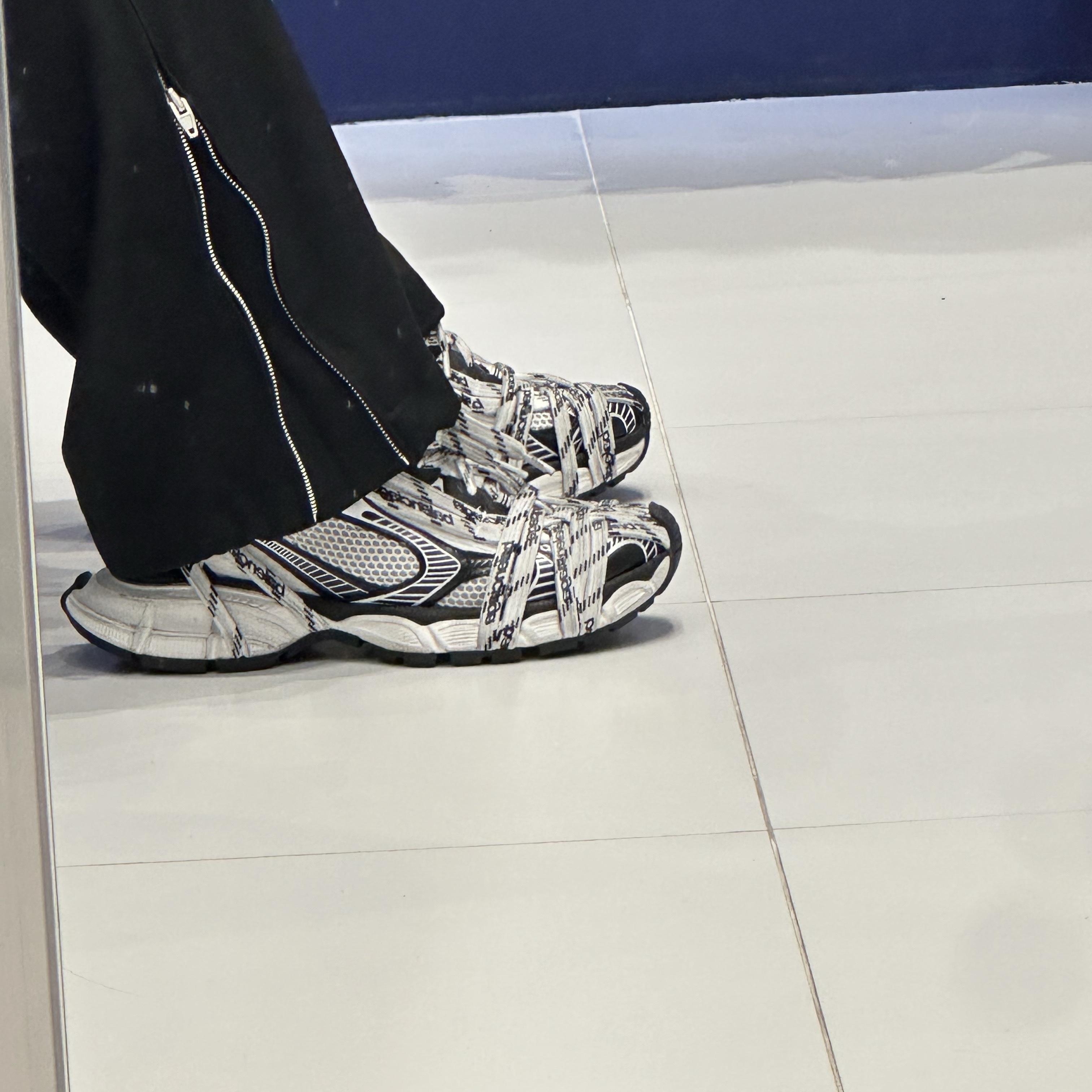 (W) Balenciaga 3XL Extreme Laces Logo Sneaker White Black, Juun.J Low Crotch Pants Black 착용 스타일 - 2
