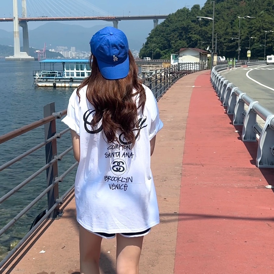 Stussy World Tour T-Shirt White 2024,2025 착용 스타일