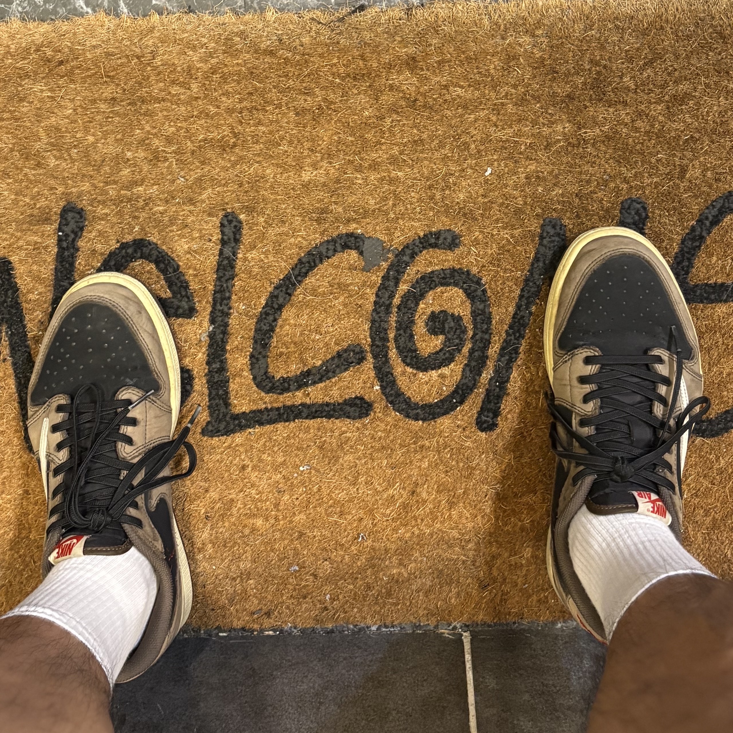 Jordan 1 x Travis Scott Retro Low OG SP Mocha 착용 스타일 - 1