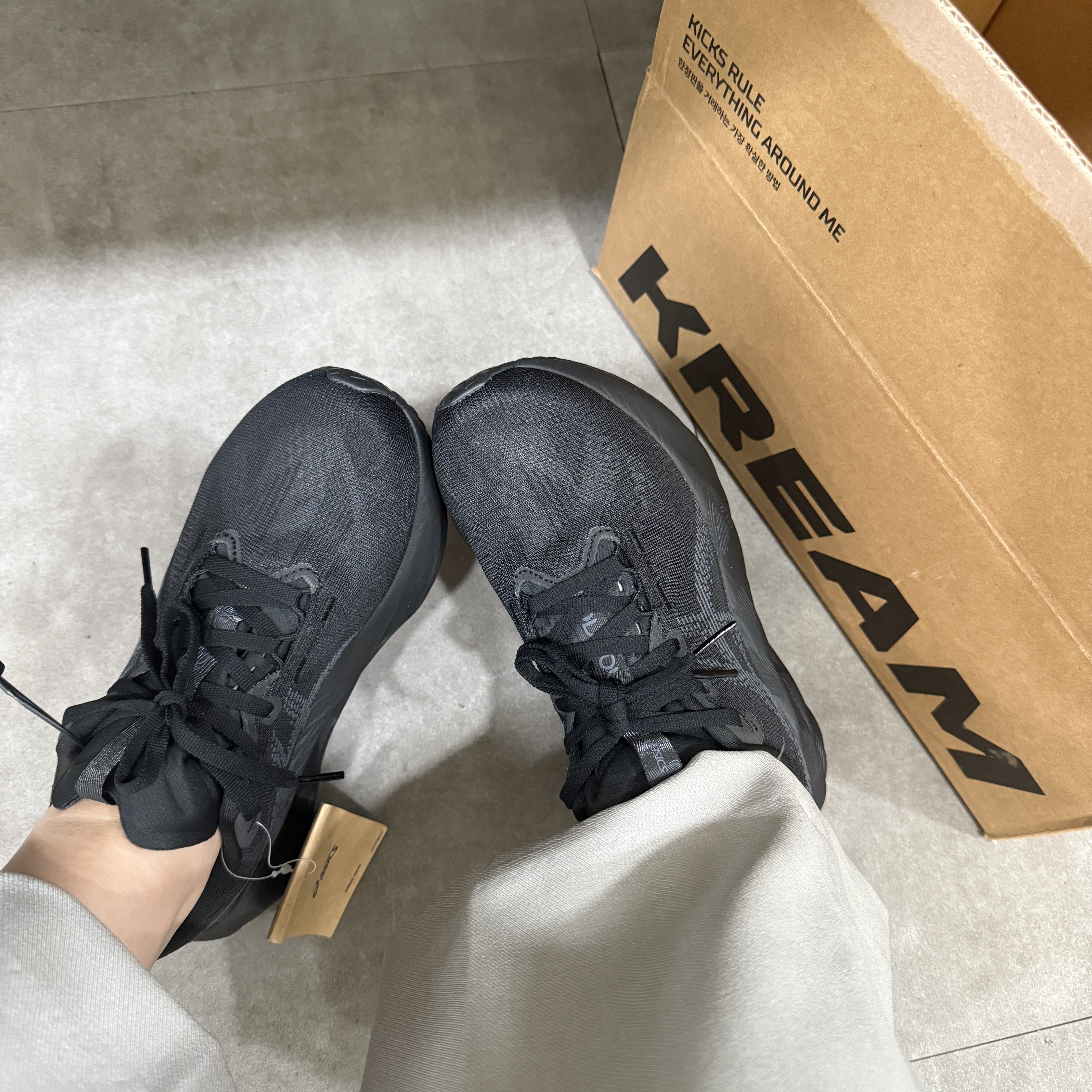 (W) Asics Novablast 5 Black Carrier Grey 착용 스타일 - 1