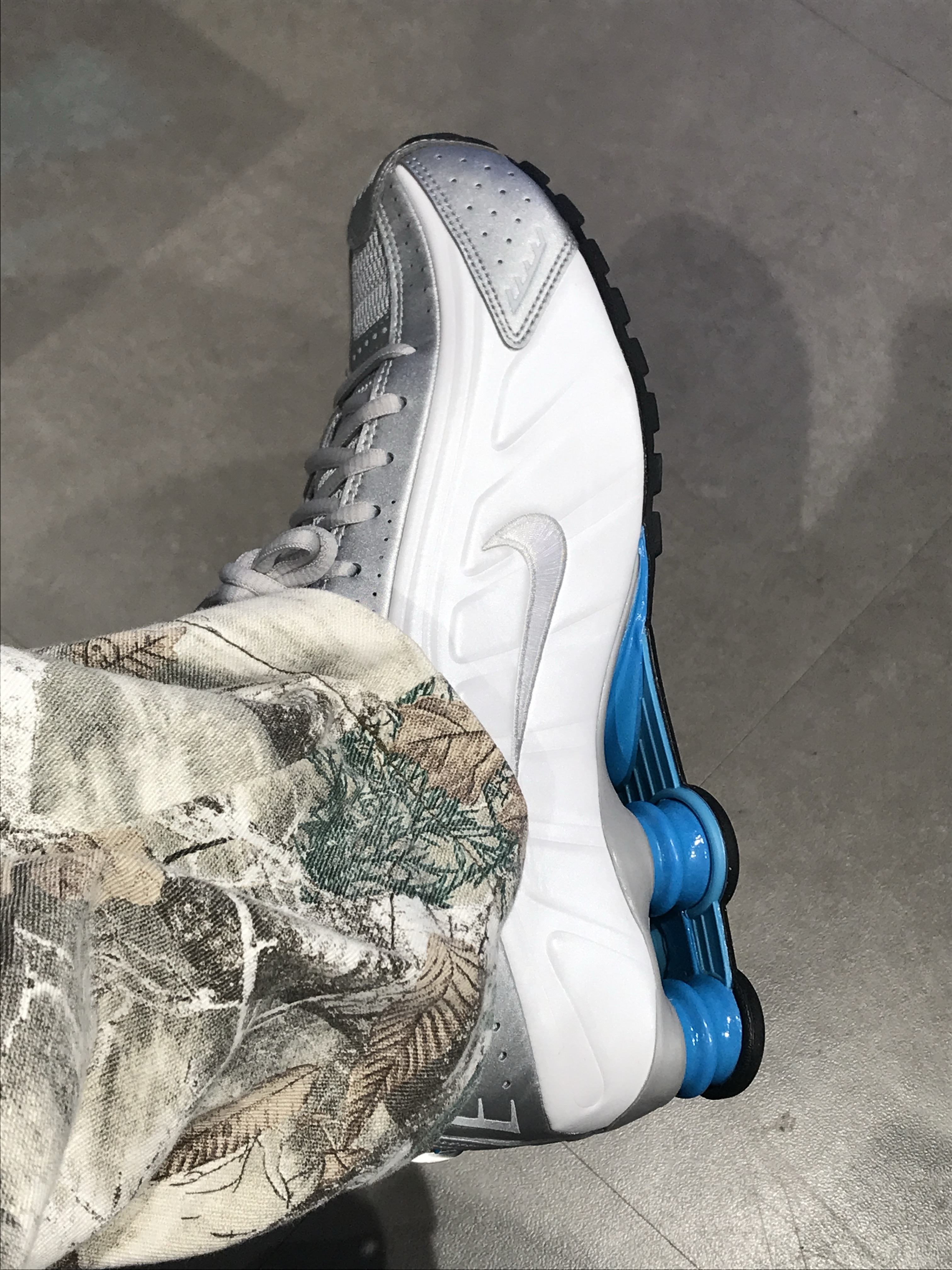 Nike Shox R4 Metallic Silver White 착용 스타일