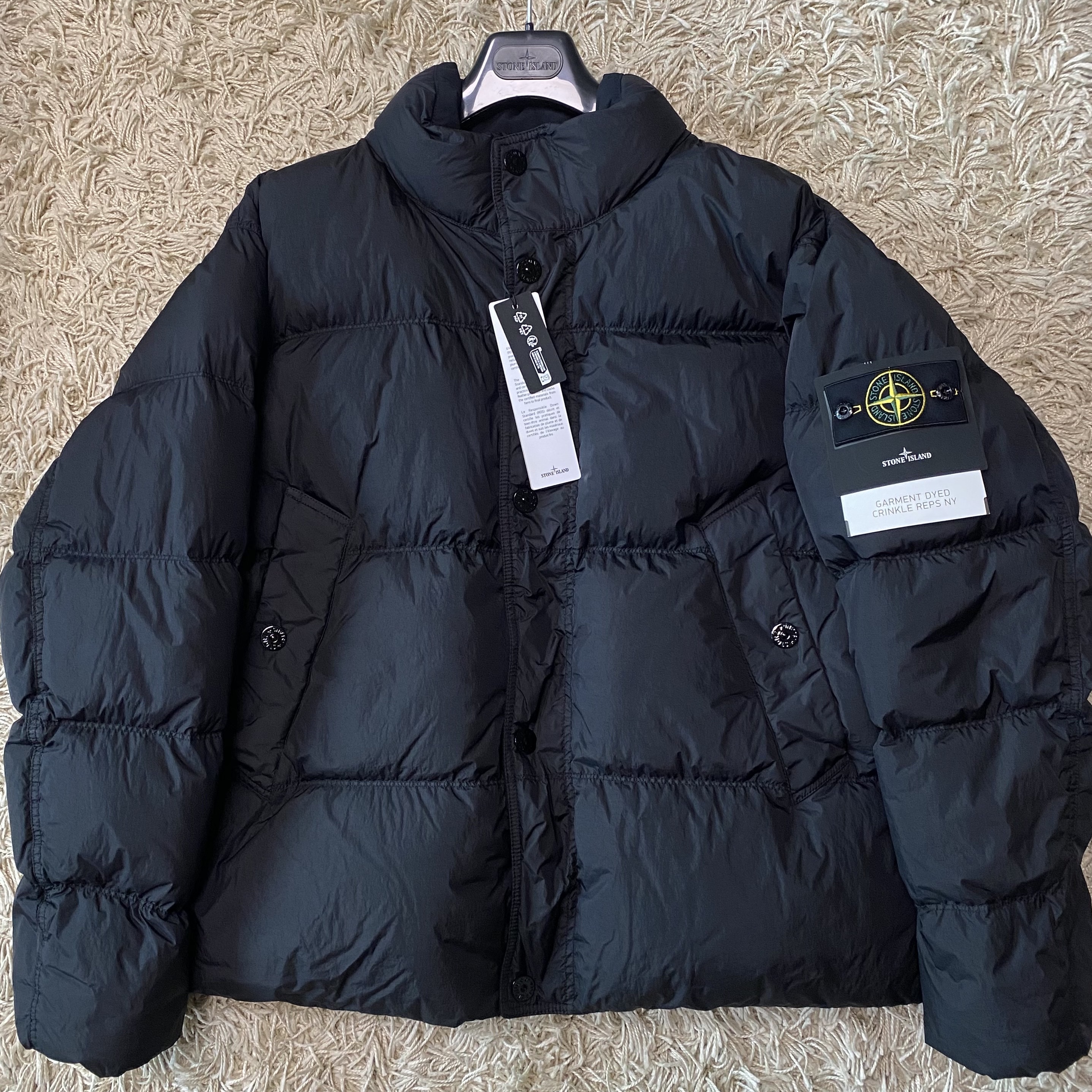 Stone Island 4100010 Crinkle Reps NY Recycled Nylon Down Jacket with Wind Resistant Black - 25FW 착용 스타일