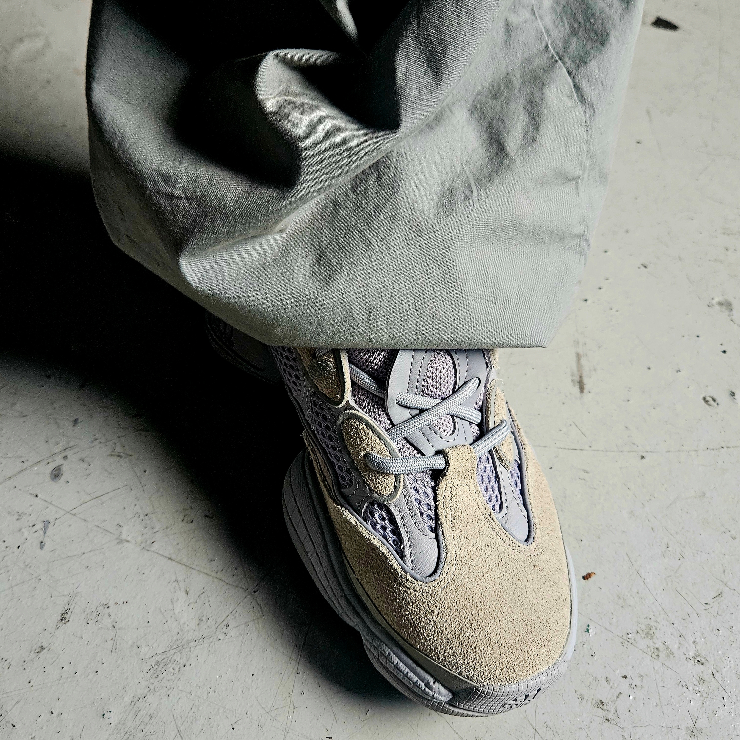 Adidas Yeezy 500 Stone Salt 착용 스타일