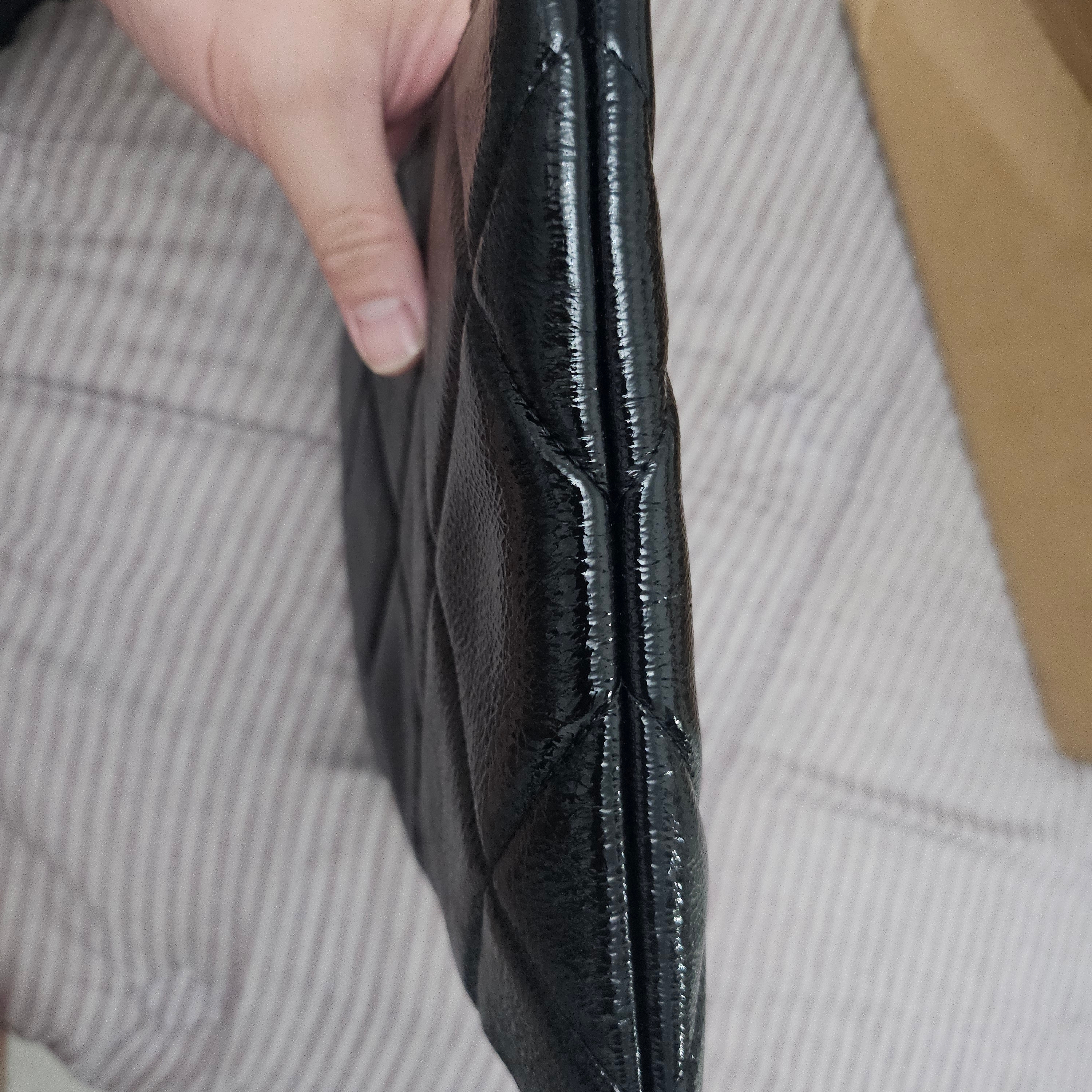 Chanel 19 Pouch Lambskin & Silver Black 착용 스타일 - 4