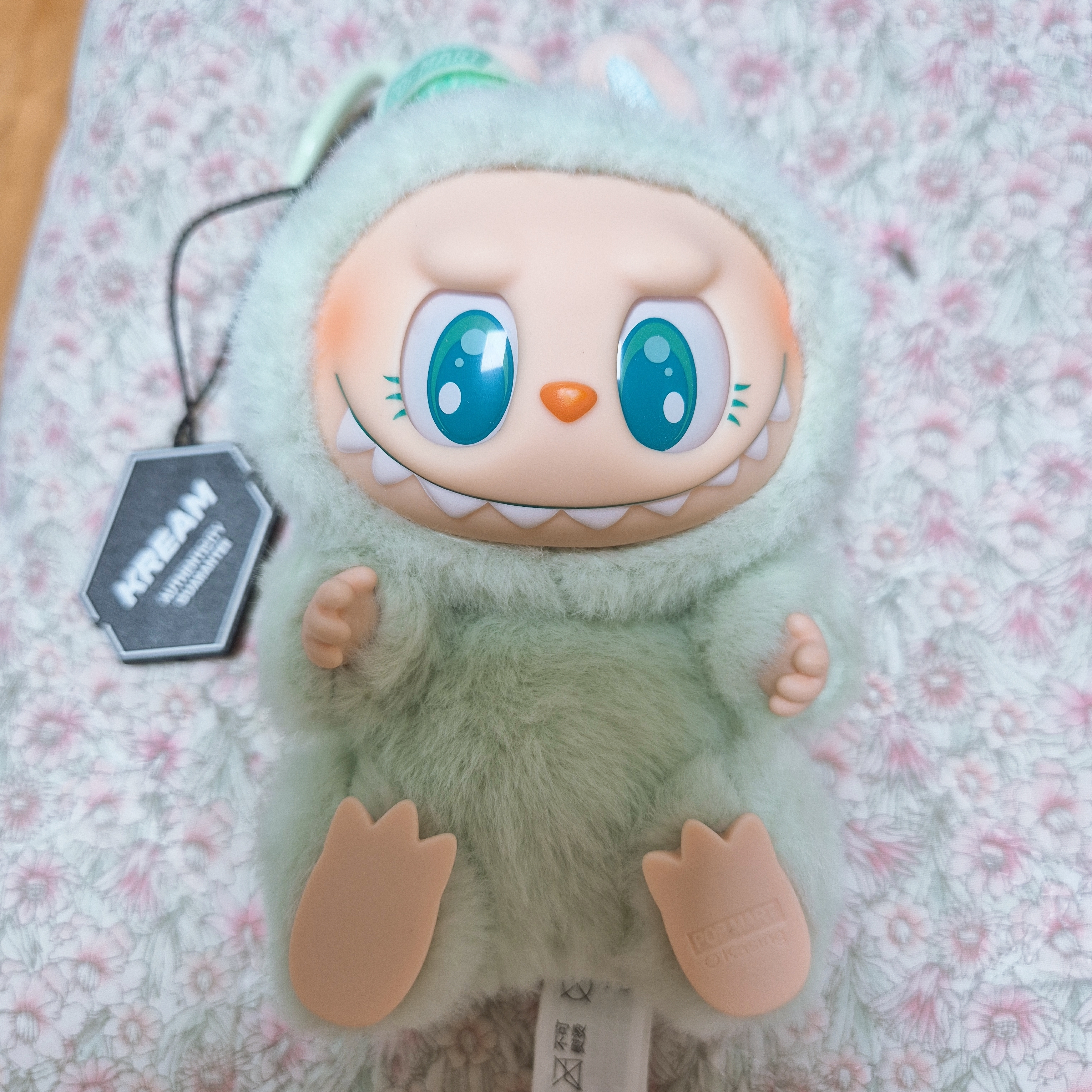 Pop Mart Labubu Let's Play Together Doll Series Ququ Keyring (Opened Case) 착용 스타일 - 4