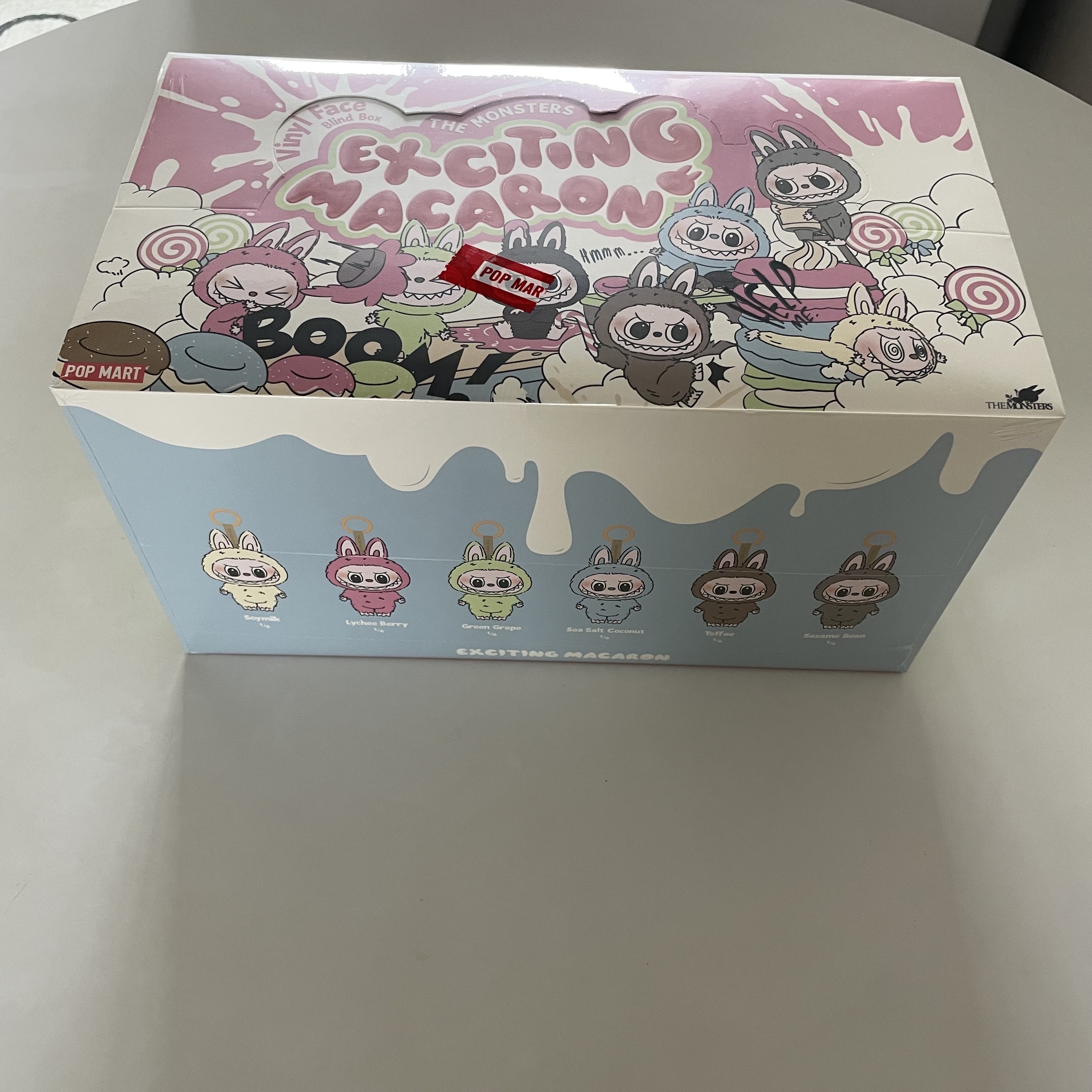 Pop Mart The Monsters Labubu Tasty Macarons Series Sealed Case (6 Blind Boxes) 착용 스타일