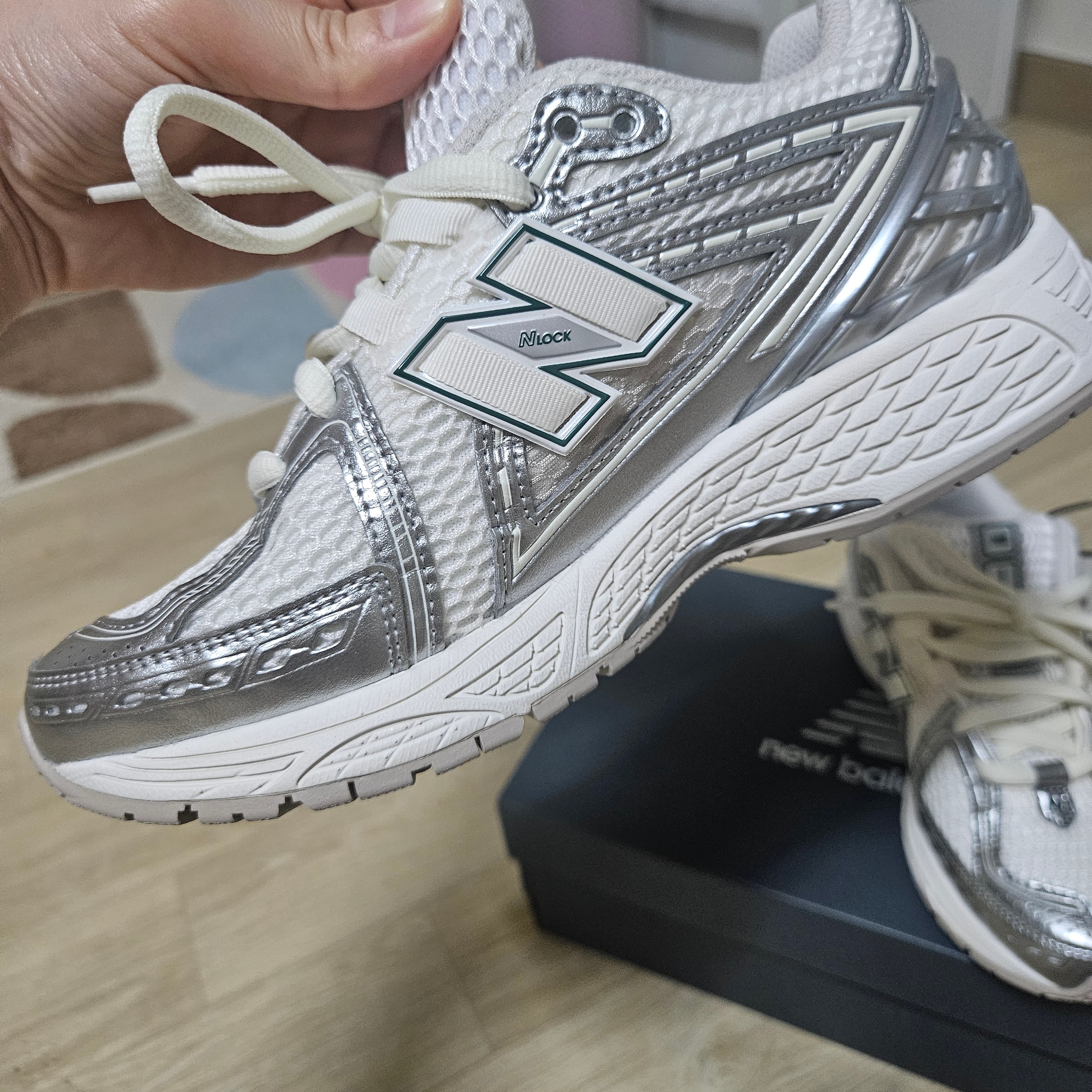 New Balance 1906R Silver Metallic Sea Salt 착용 스타일 - 2