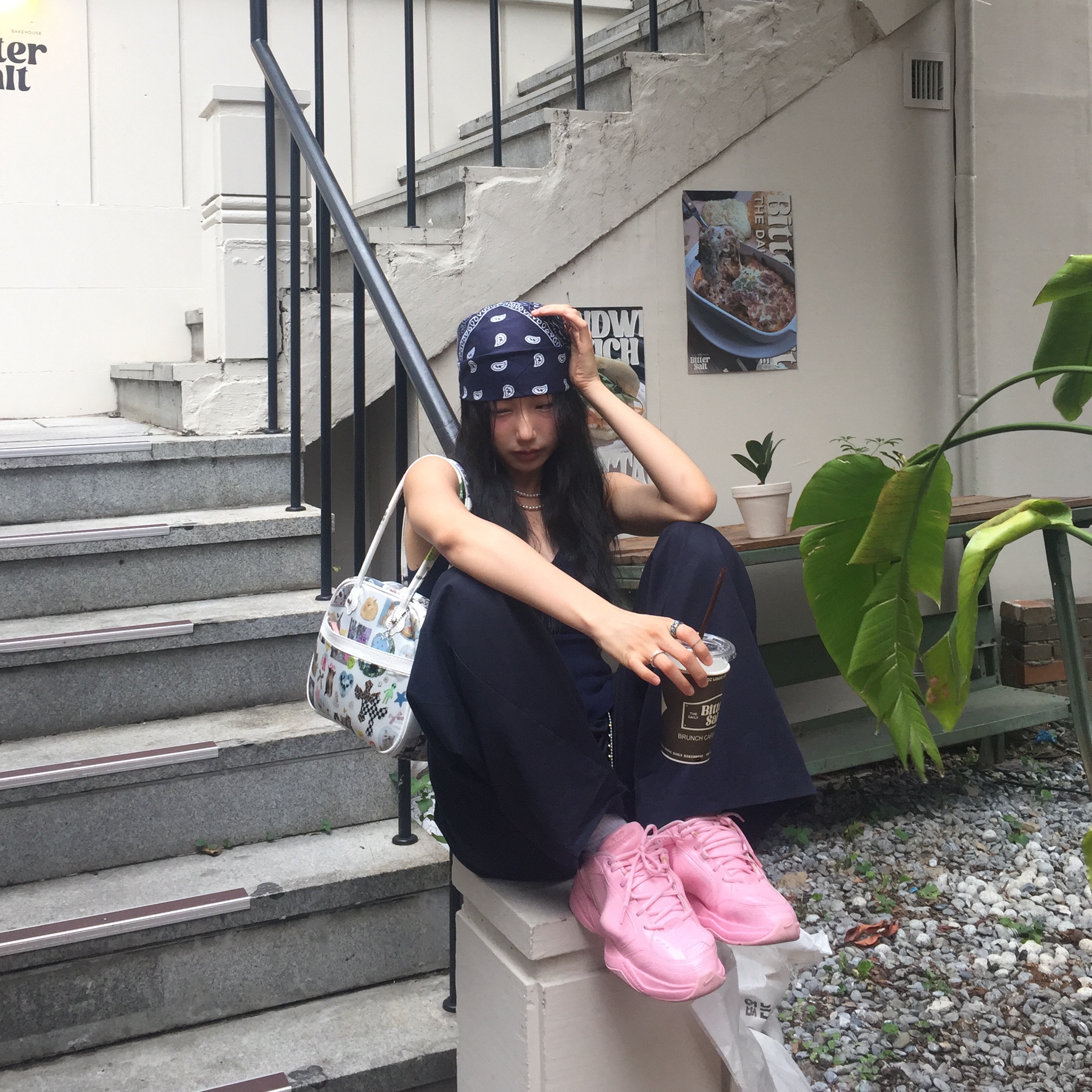 UnsteadyMarket Collage Tote Bag 착용 스타일 - 1
