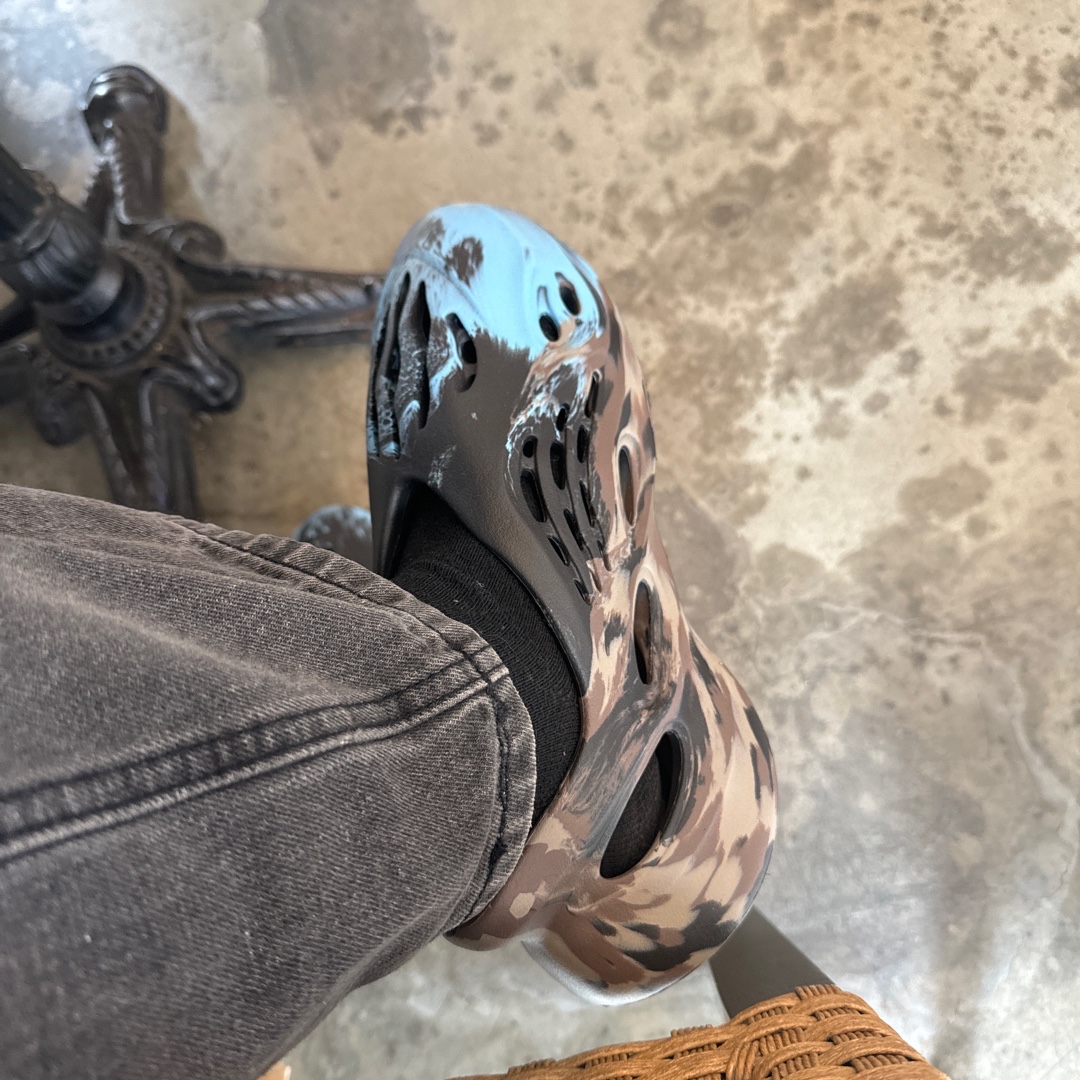Adidas Yeezy Foam RNNR MX Cinder 착용 스타일