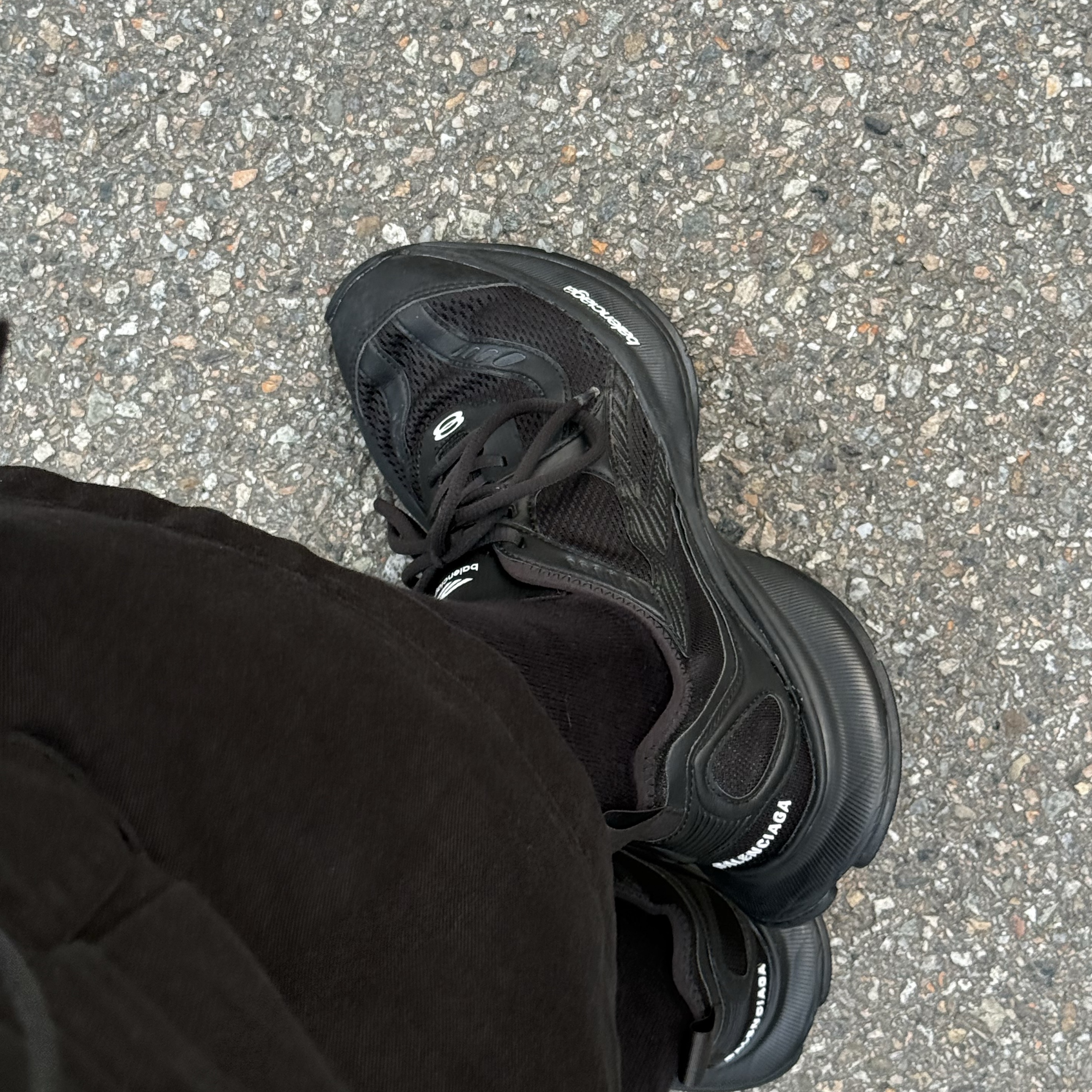 Balenciaga Circuit Sneaker Black 착용 스타일 - 2