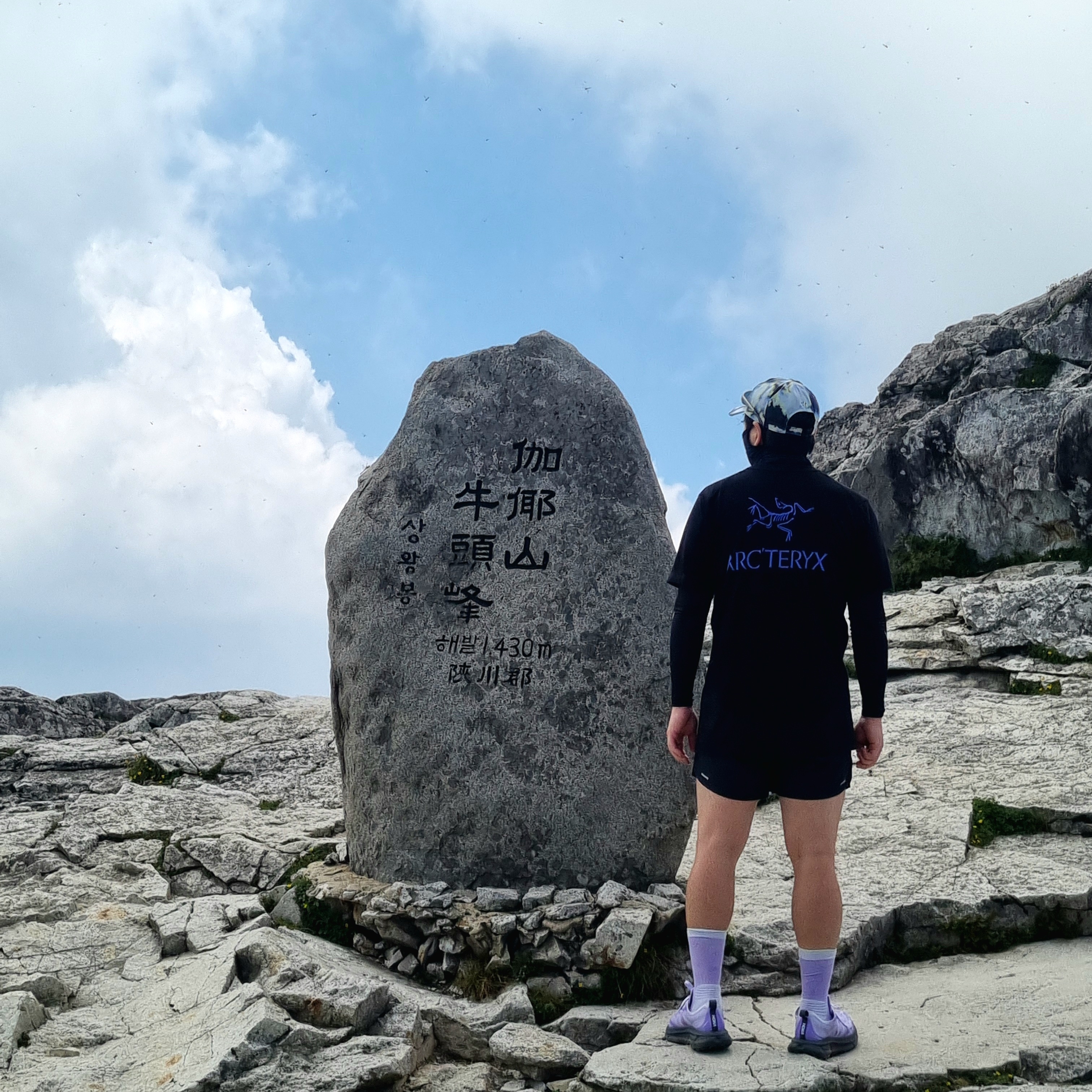 Montbell Trekking Glasses Silver Metallic Light Grey, Hoka Mafate Speed 4 Lite Starlight Glow Aster Flower 착용 스타일 - 1