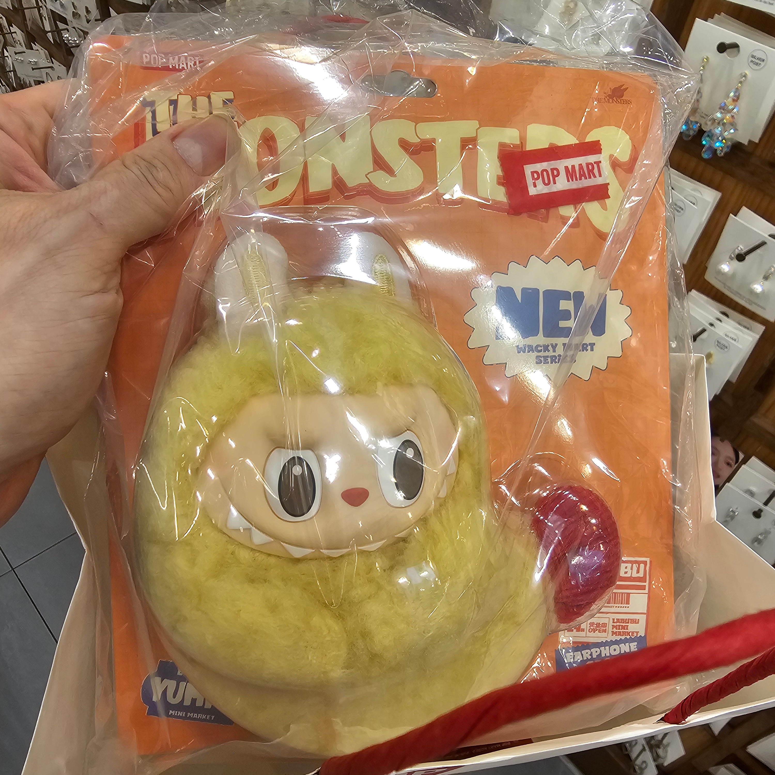 Pop Mart Labubu The Monsters Wacky Mart Series Earphone Case 착용 스타일 - 1