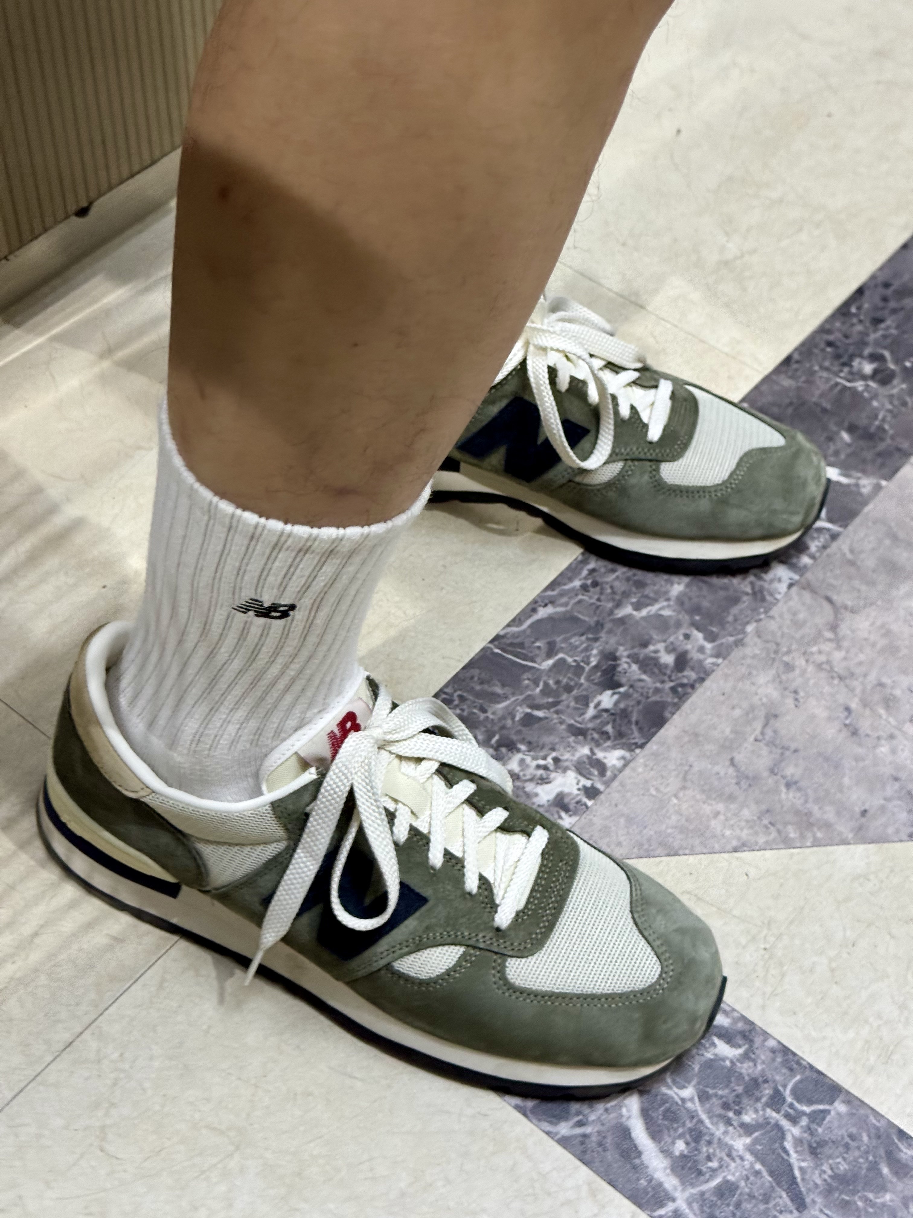 New Balance 990v1 Made in USA Olive 착용 스타일