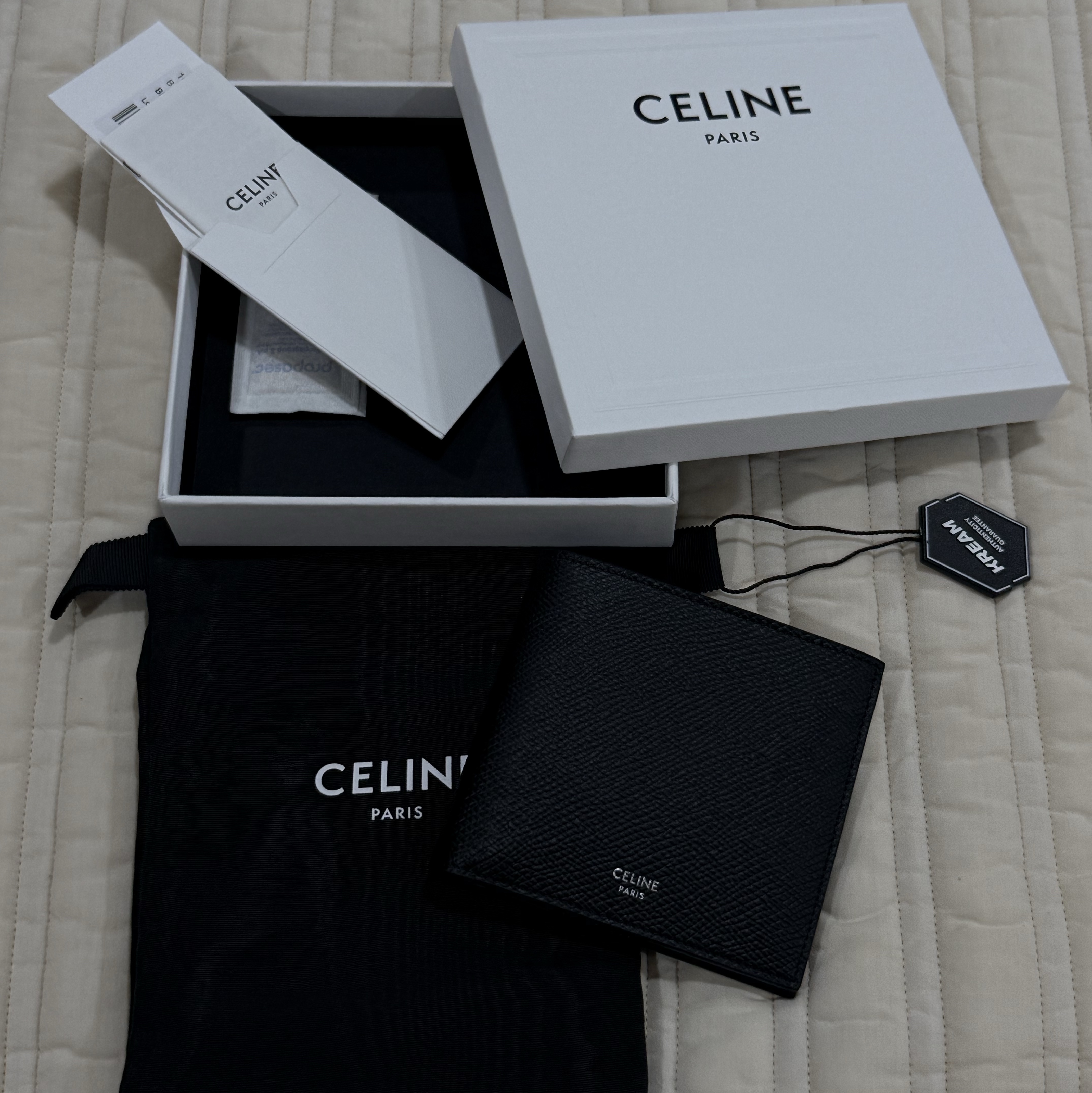 Celine Bi-Fold Wallet in Grained Calfskin Black 착용 스타일
