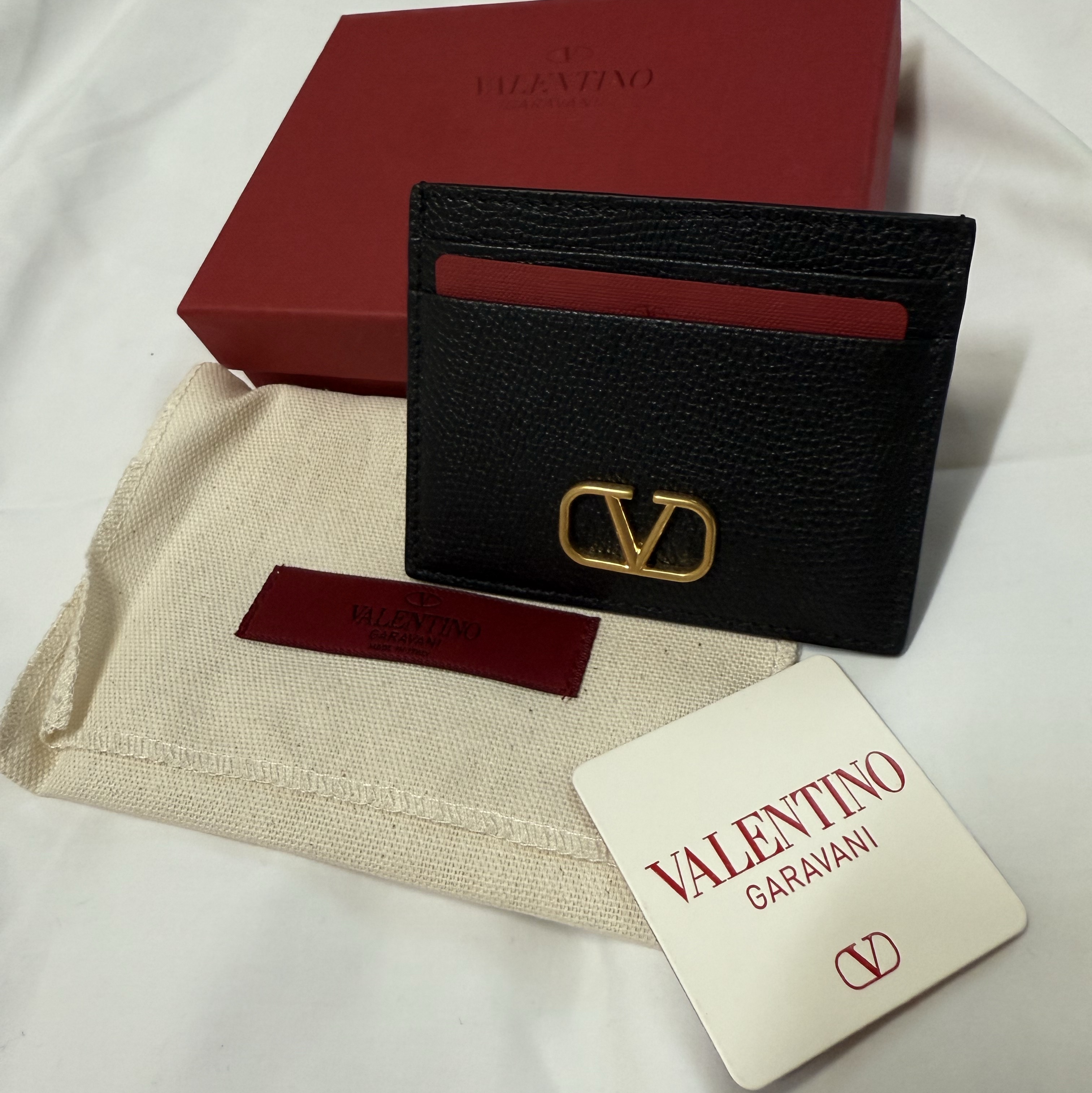 Valentino Vlogo Signature Grainy Calfskin Card Holder Black 착용 스타일