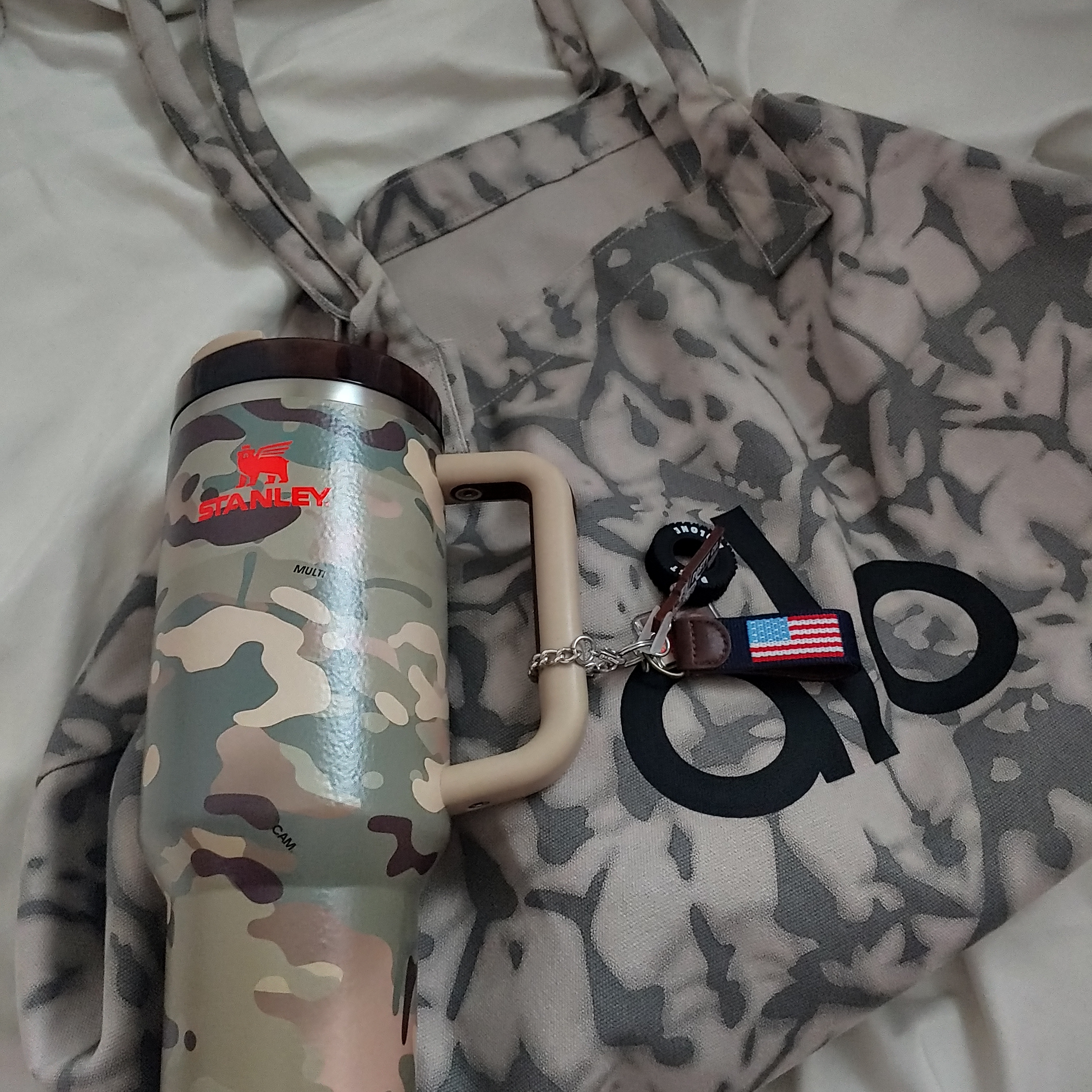 Stanley x The Post Malone Quencher H2.0 Flowstate Tumbler 1.18L Multicam, Stanley x The Post Malone Quencher H2.0 Flowstate Tumbler with Quencher Pouch Belt 1.18L Multicam 착용 스타일 - 2