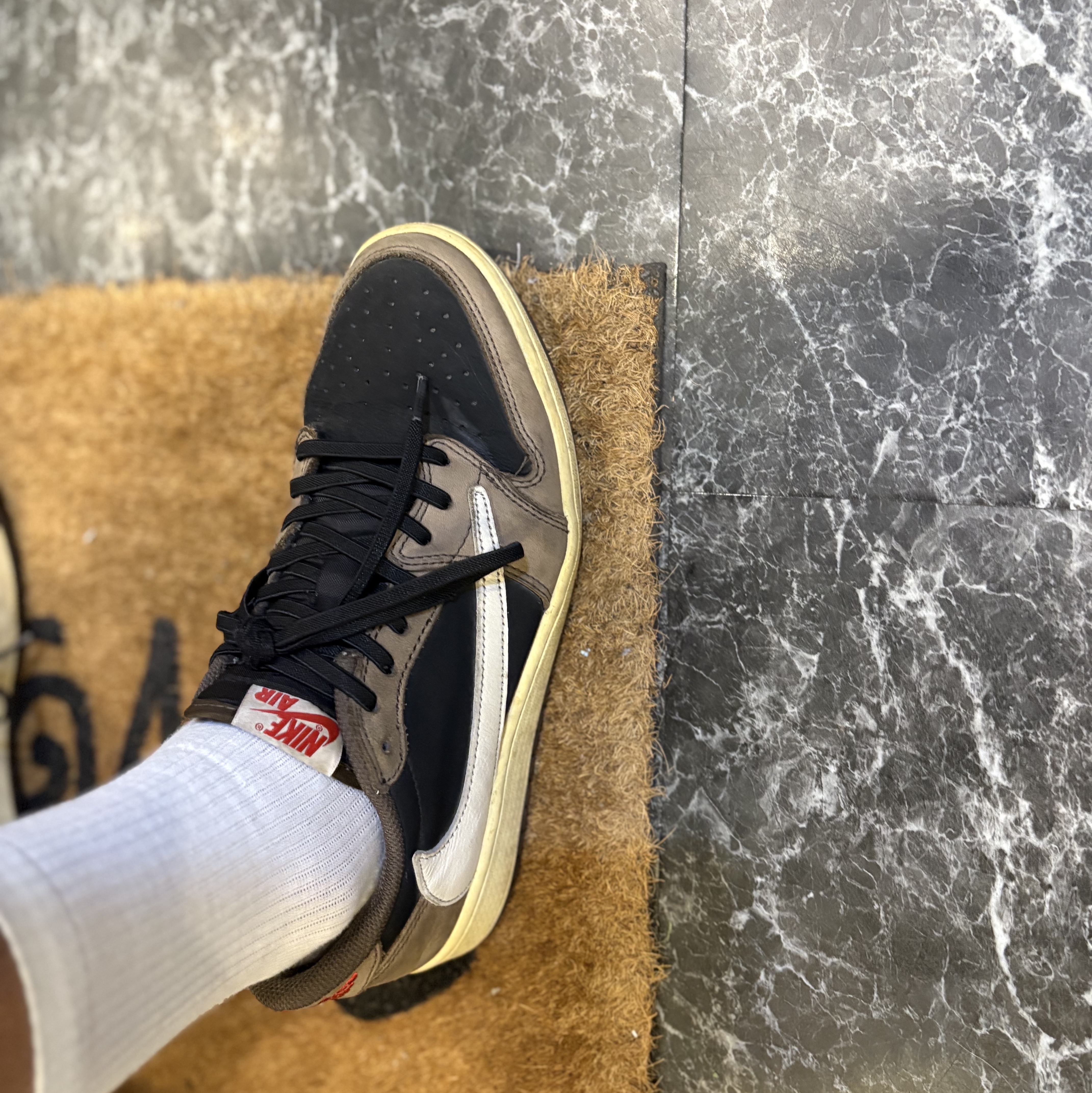 Jordan 1 x Travis Scott Retro Low OG SP Mocha 착용 스타일 - 2
