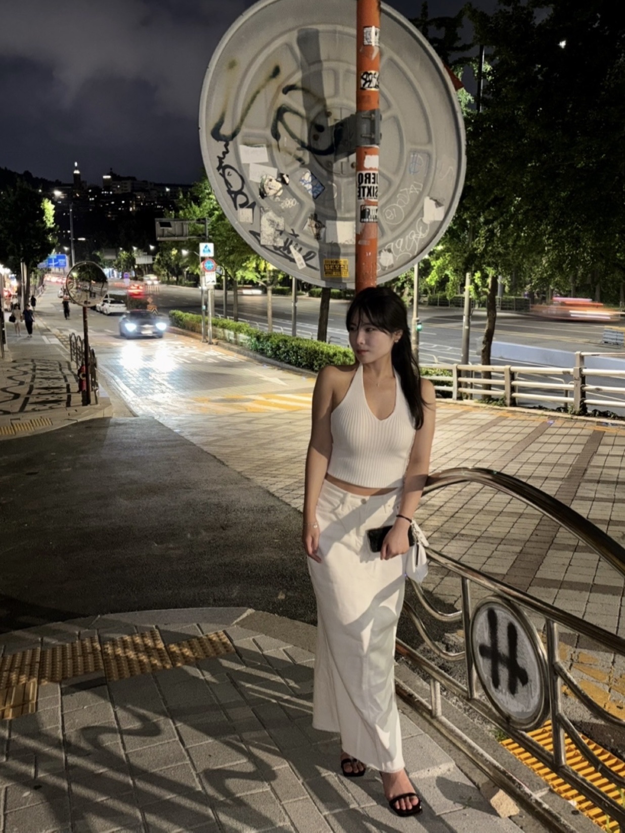 Roughneck Basic Halter Knit Top White 착용 스타일 - 3