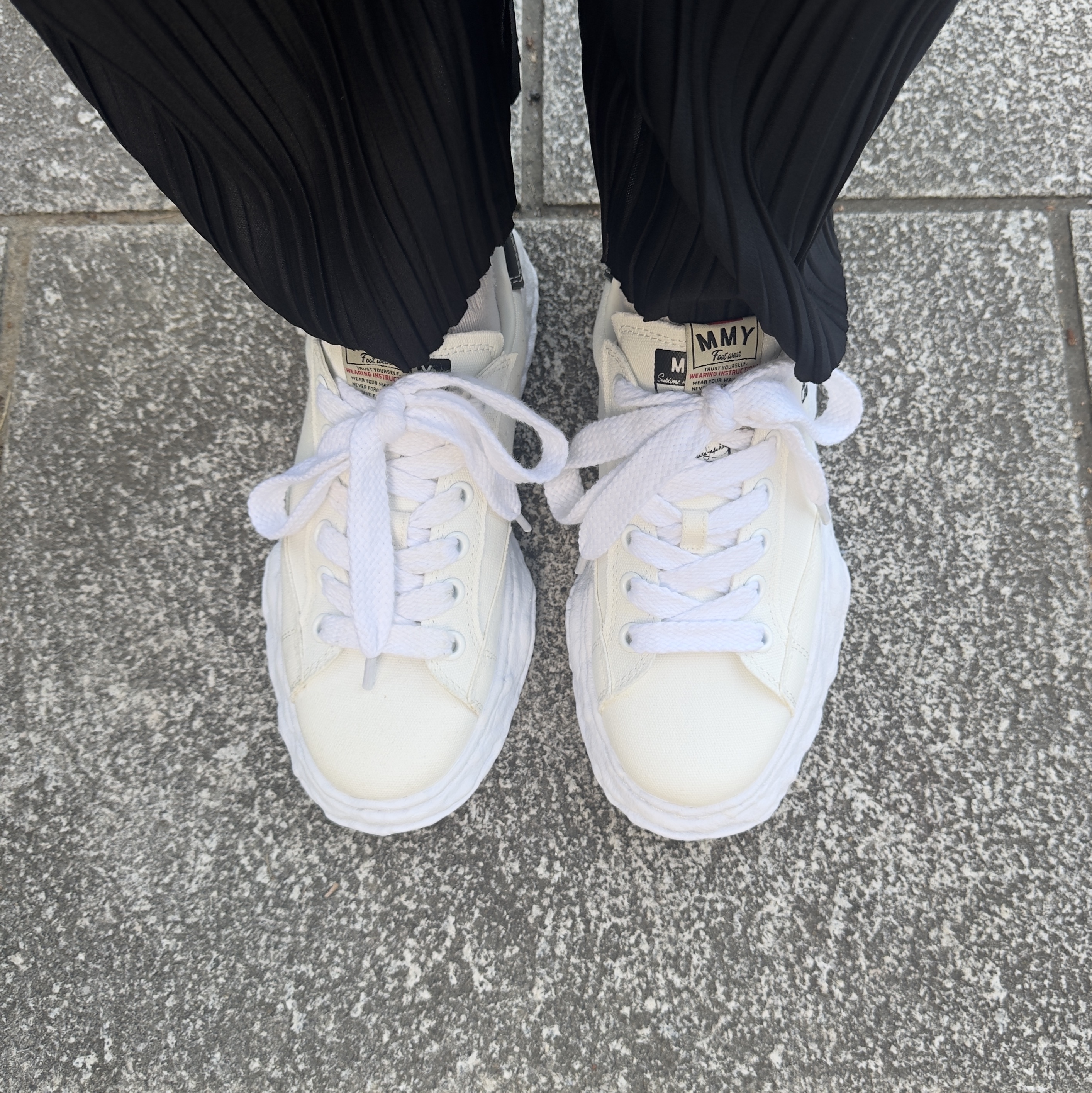 Maison Mihara Yasuhiro Charles OG Sole Canvas Low-top Sneakers White 착용 스타일 - 2
