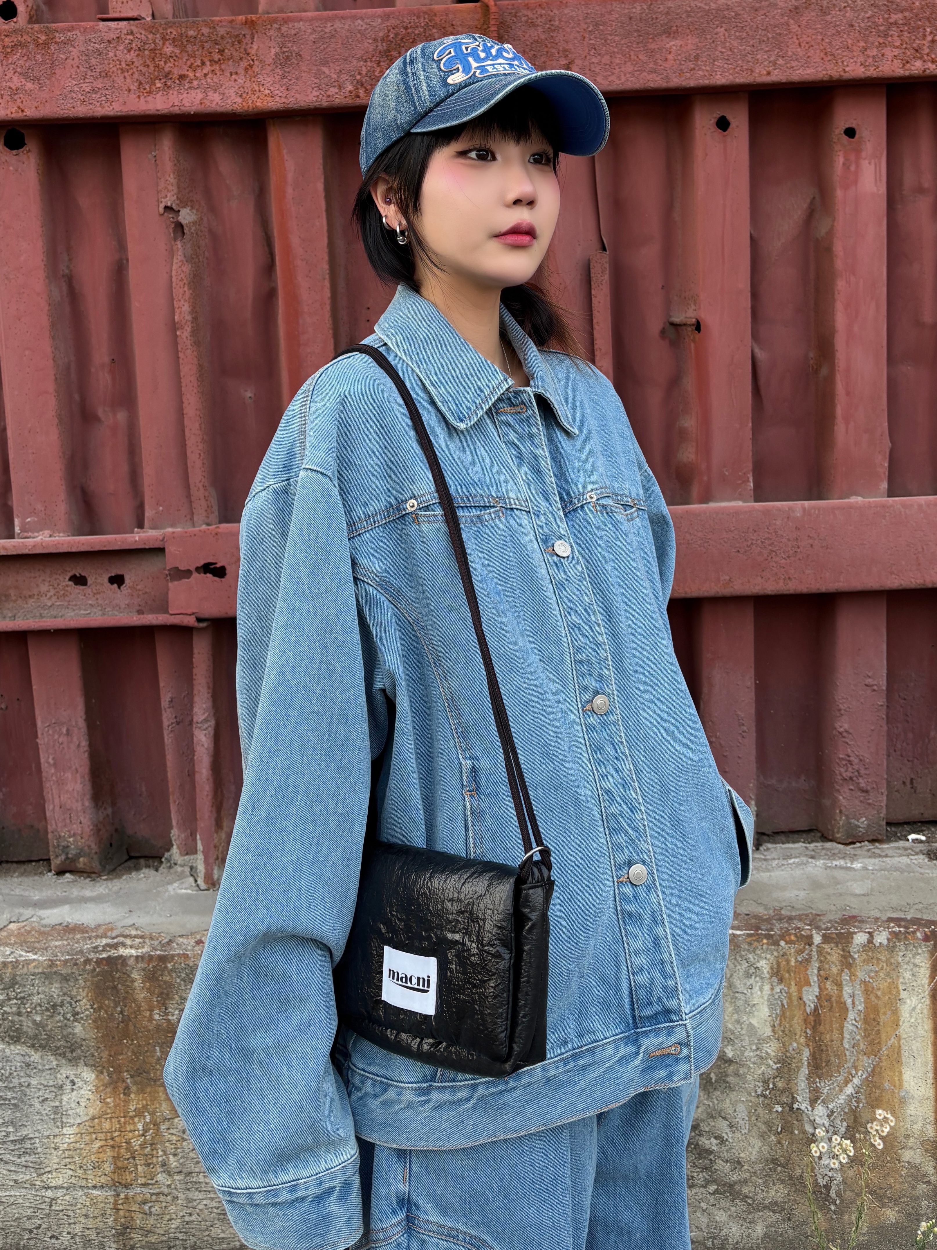 MACNI Glossy String Cross Bag Black 착용 스타일 - 3