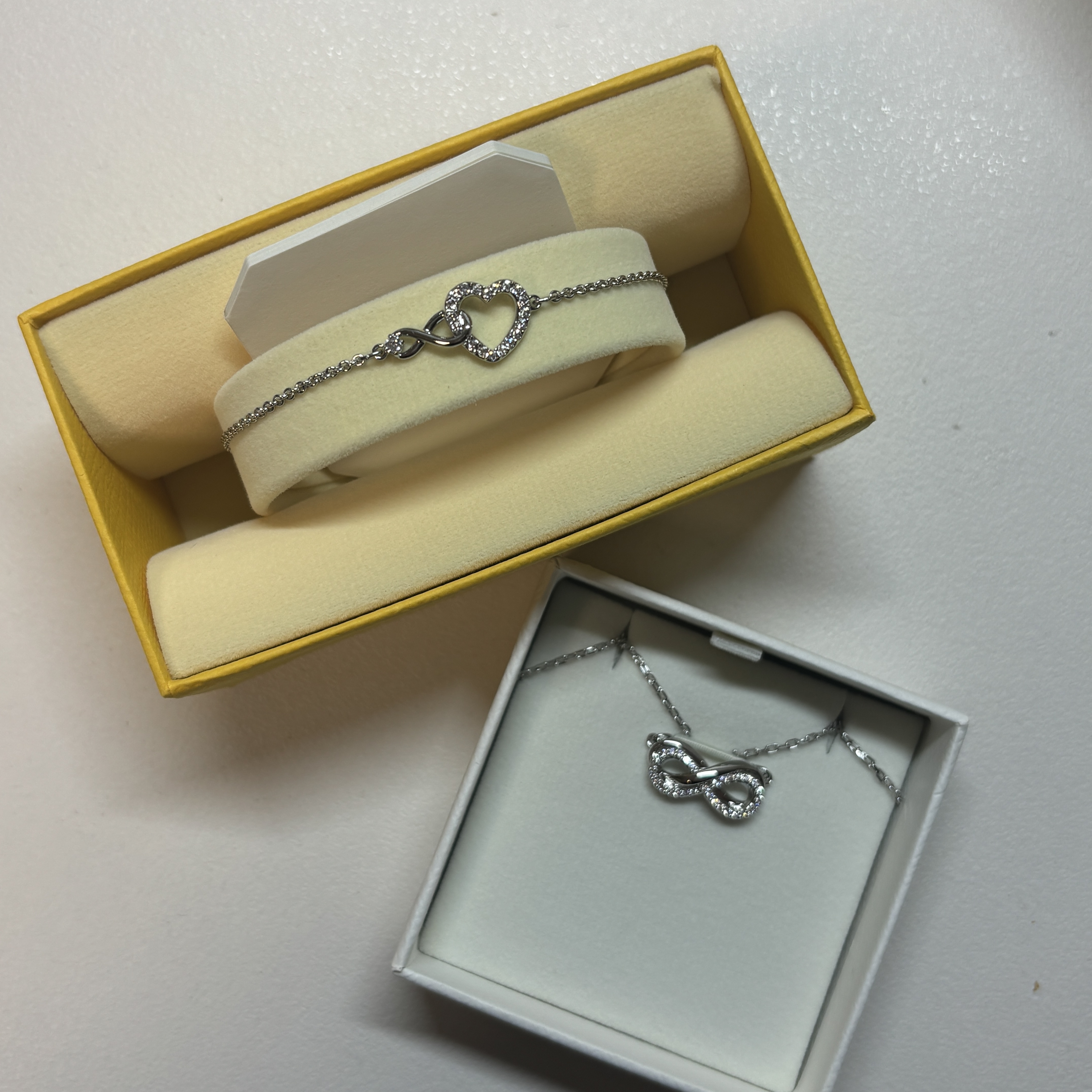 (W) Swarovski Hyperbola Pendant Pave Infinity White Rhodium Plated 착용 스타일