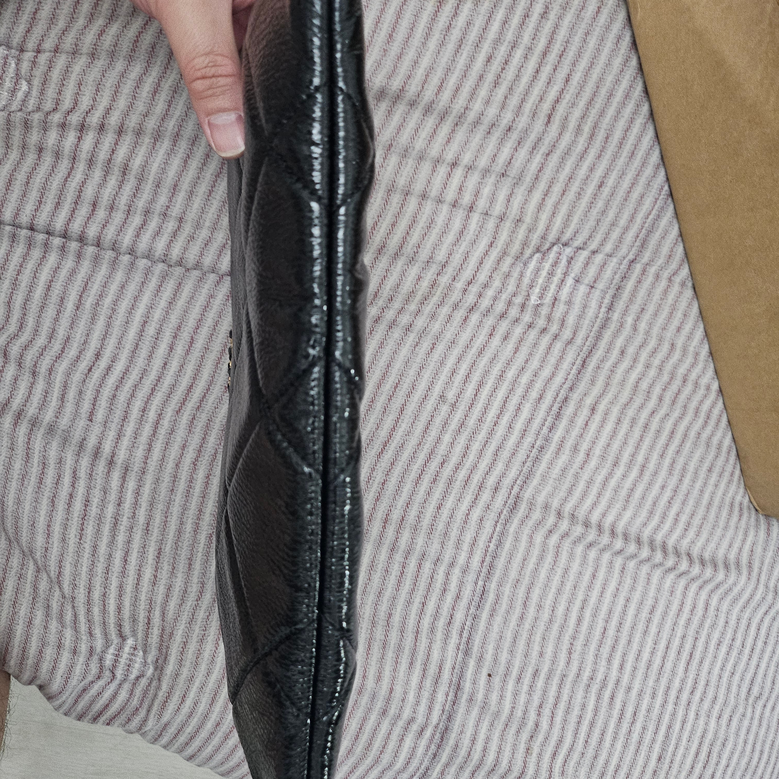 Chanel 19 Pouch Lambskin & Silver Black 착용 스타일 - 3