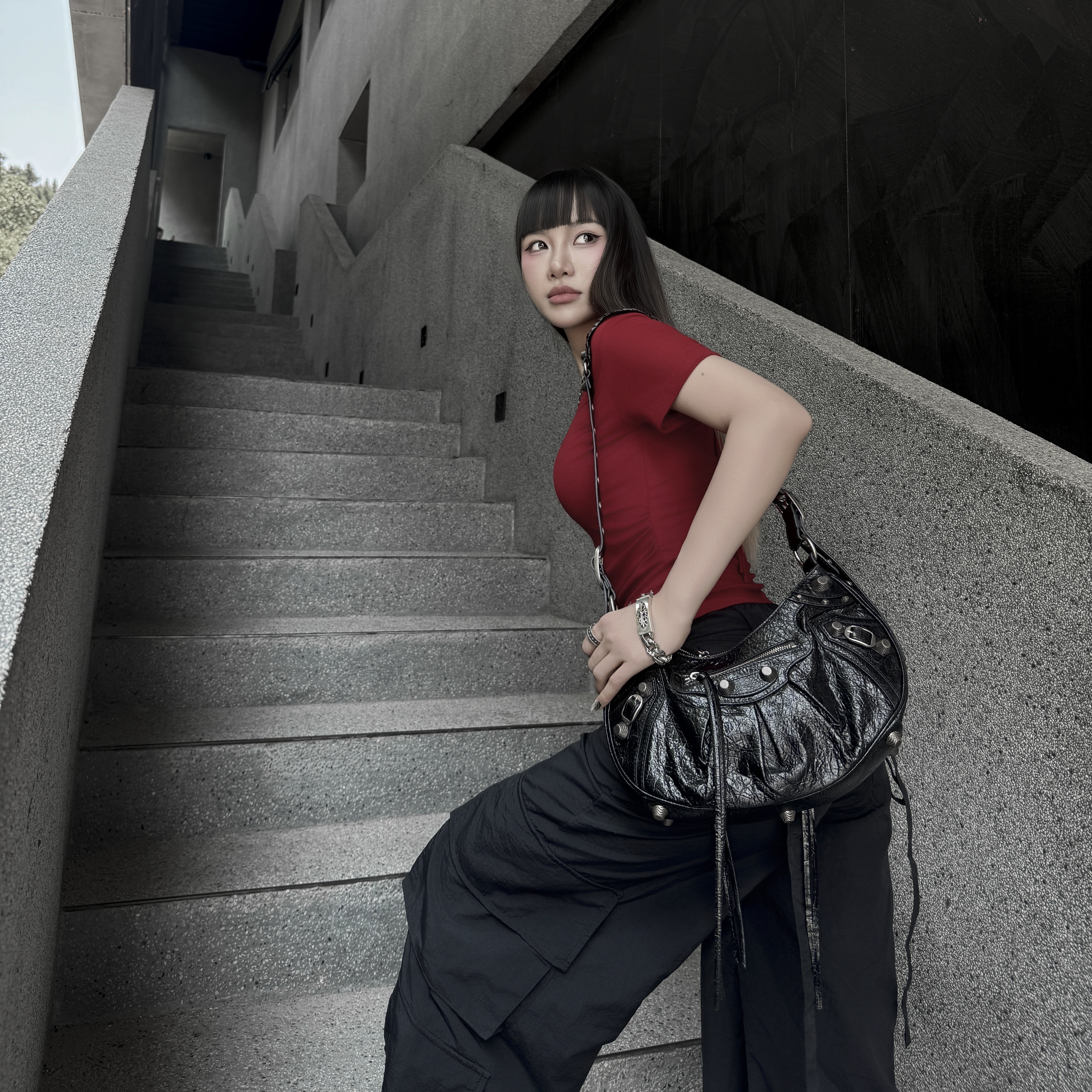 Balenciaga Le Cagole Small Shoulder Bag Black, Supreme Floating Keychain Red - 23FW 착용 스타일 - 5