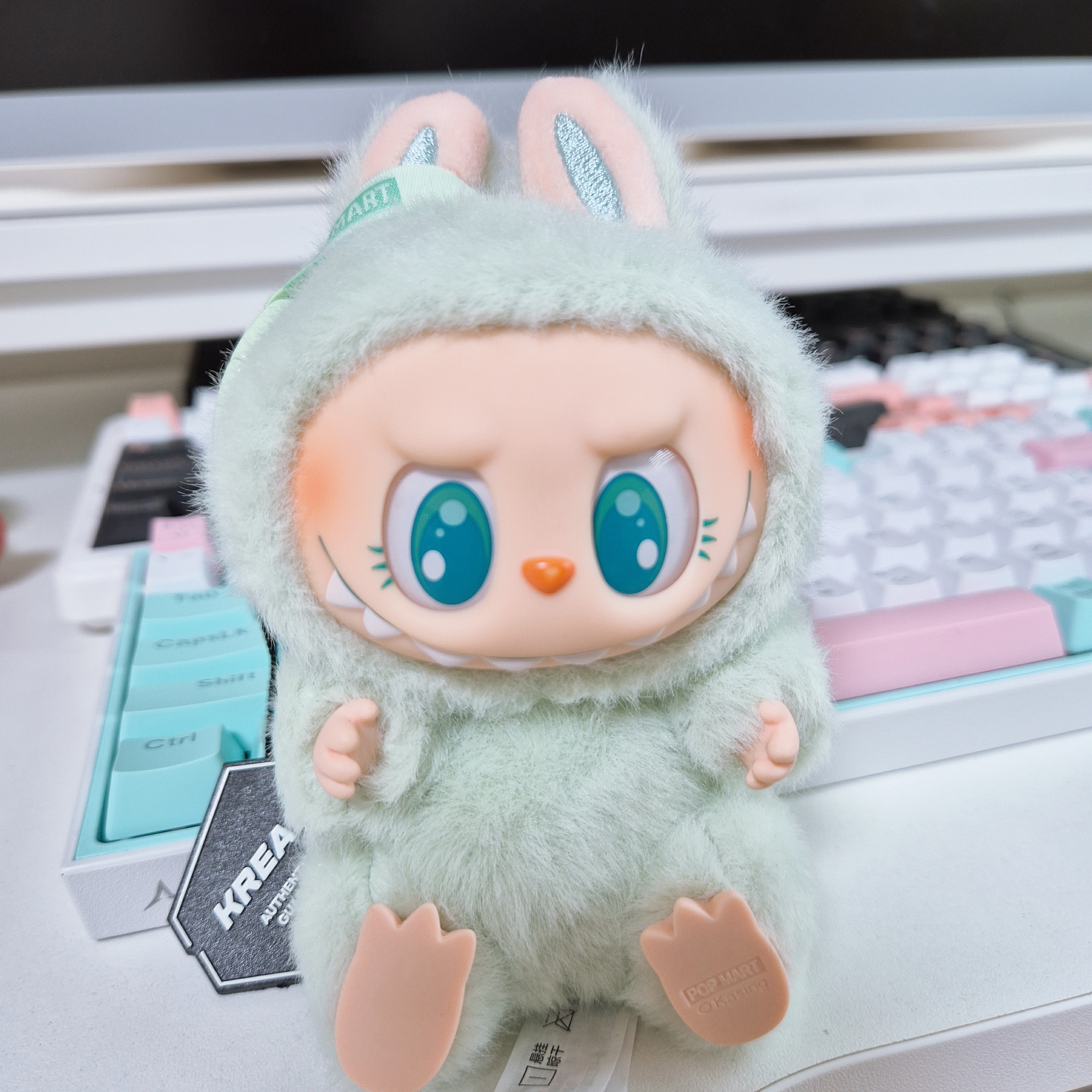 Pop Mart Labubu Let's Play Together Doll Series Ququ Keyring (Opened Case) 착용 스타일 - 3