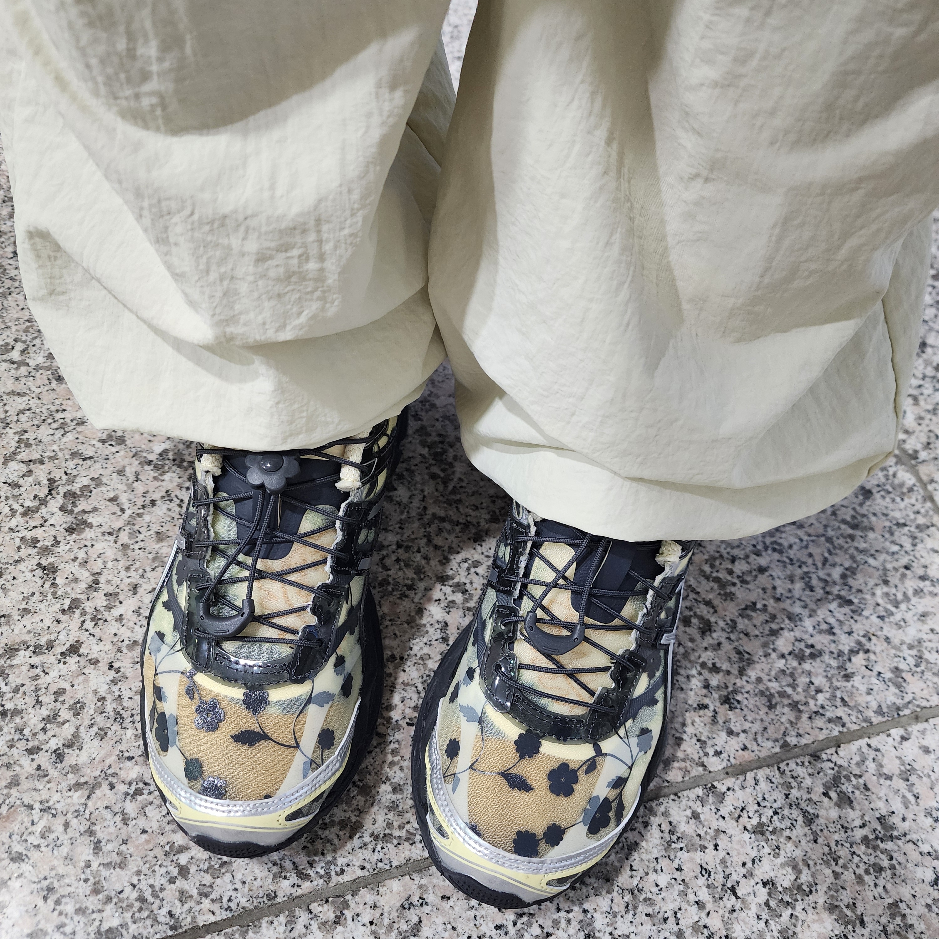 Asics x Cecilie Bahnsen Gel-Cumulus 16 Black Yellow 착용 스타일 - 1