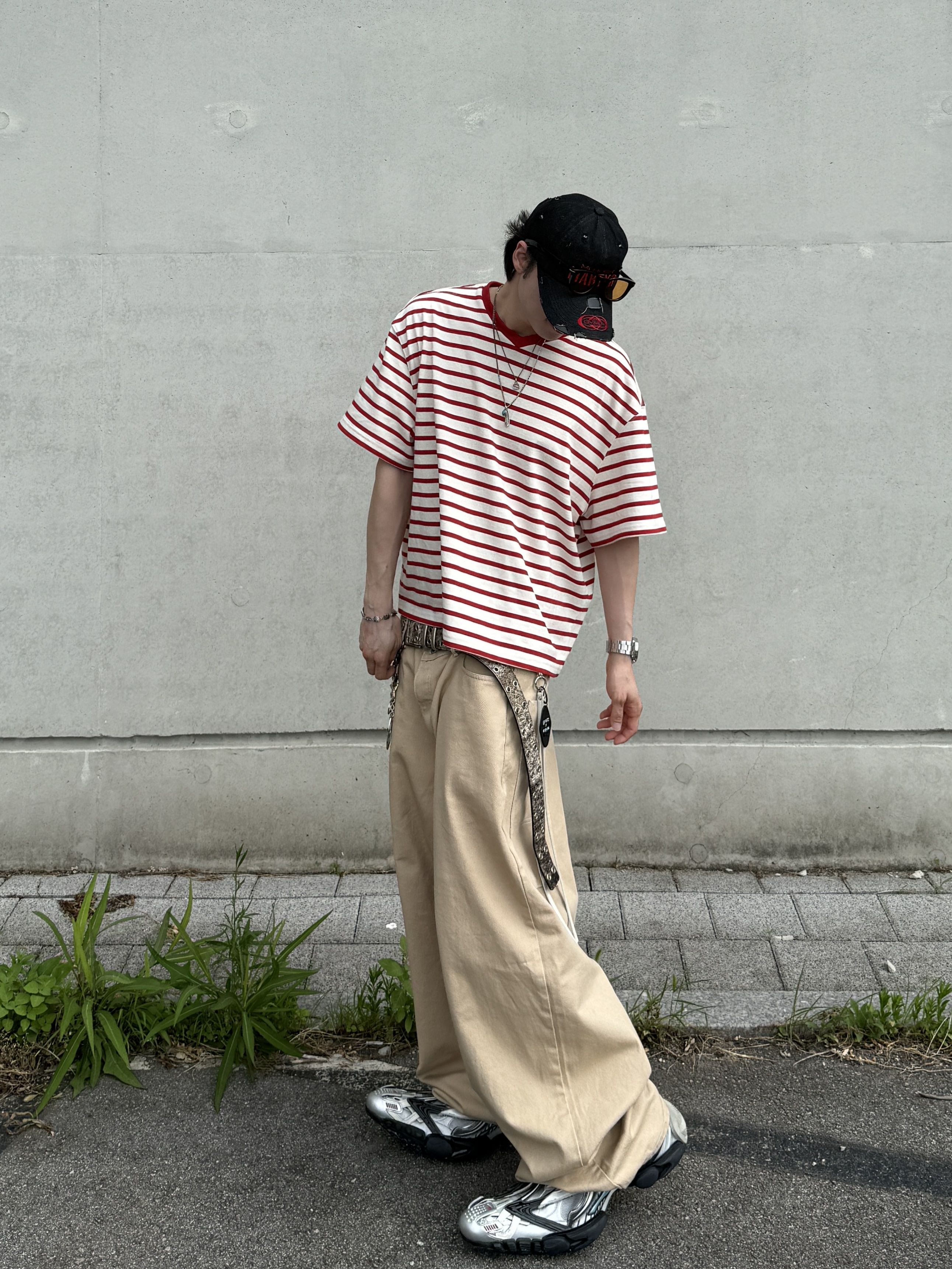 Balenciaga Reptile Sneaker Multicolor, Nonnod Cropped V-neck T-shirt Red stripe 착용 스타일 - 1