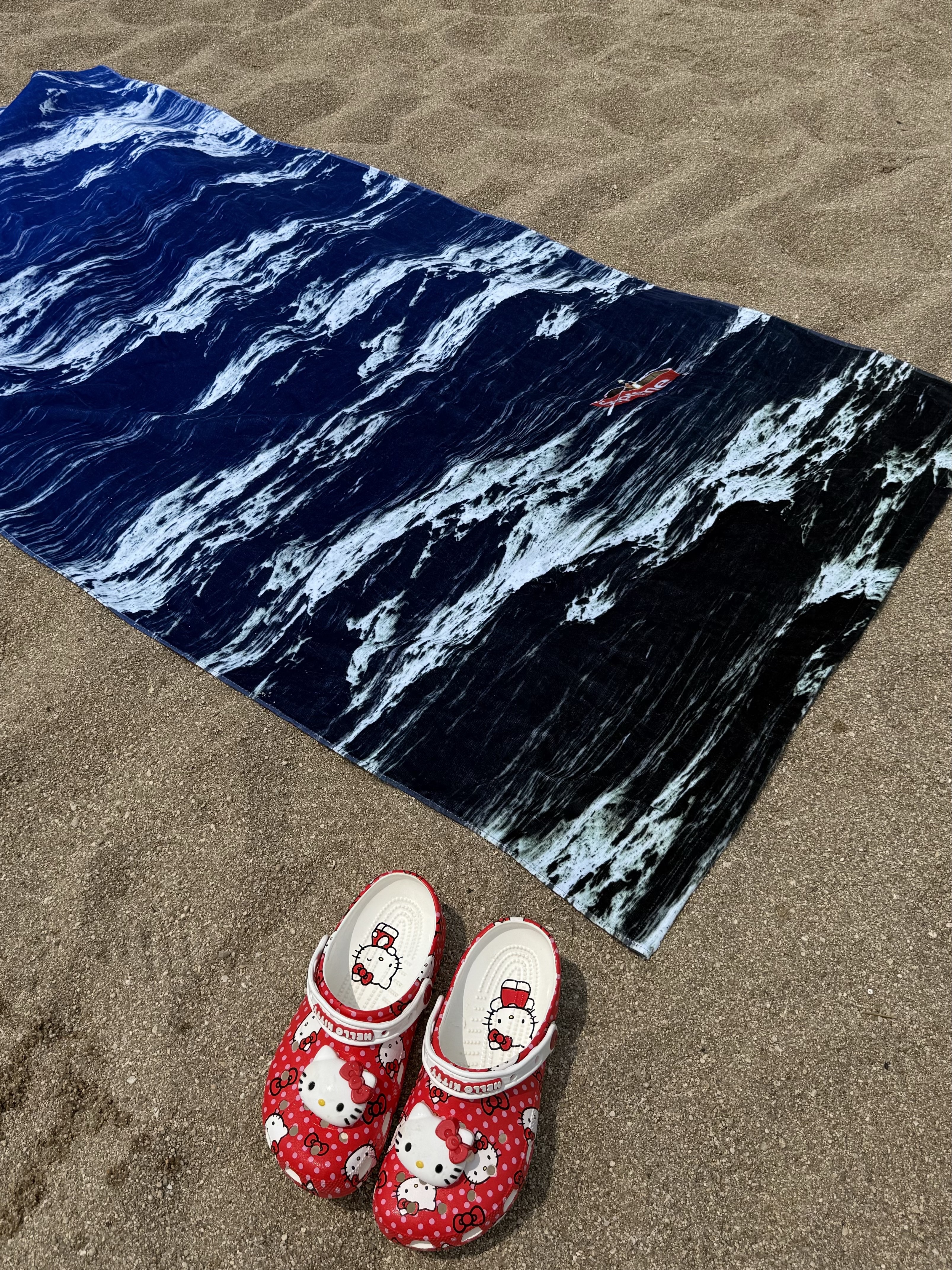 Supreme Boat Towel Multicolor - 25SS, Crocs x Hello Kitty Classic Clog Multi 착용 스타일