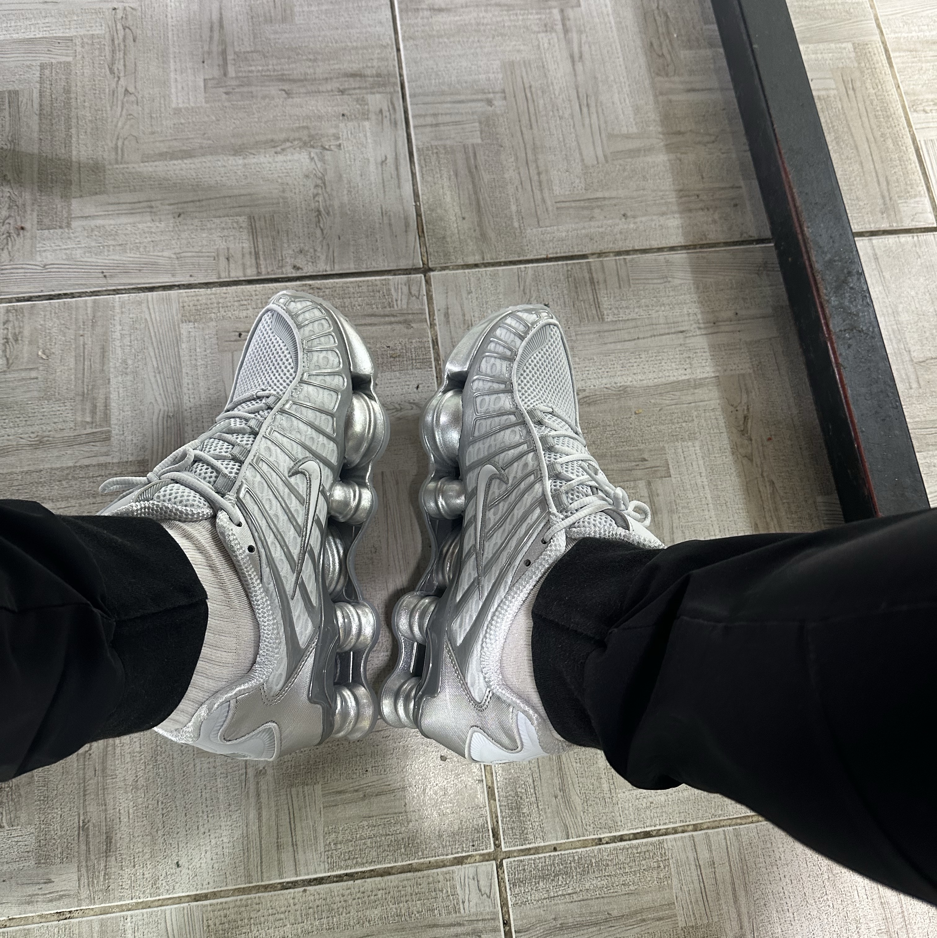 (W) Nike Shox TL Pure Platinum and Metallic Silver 착용 스타일 - 2