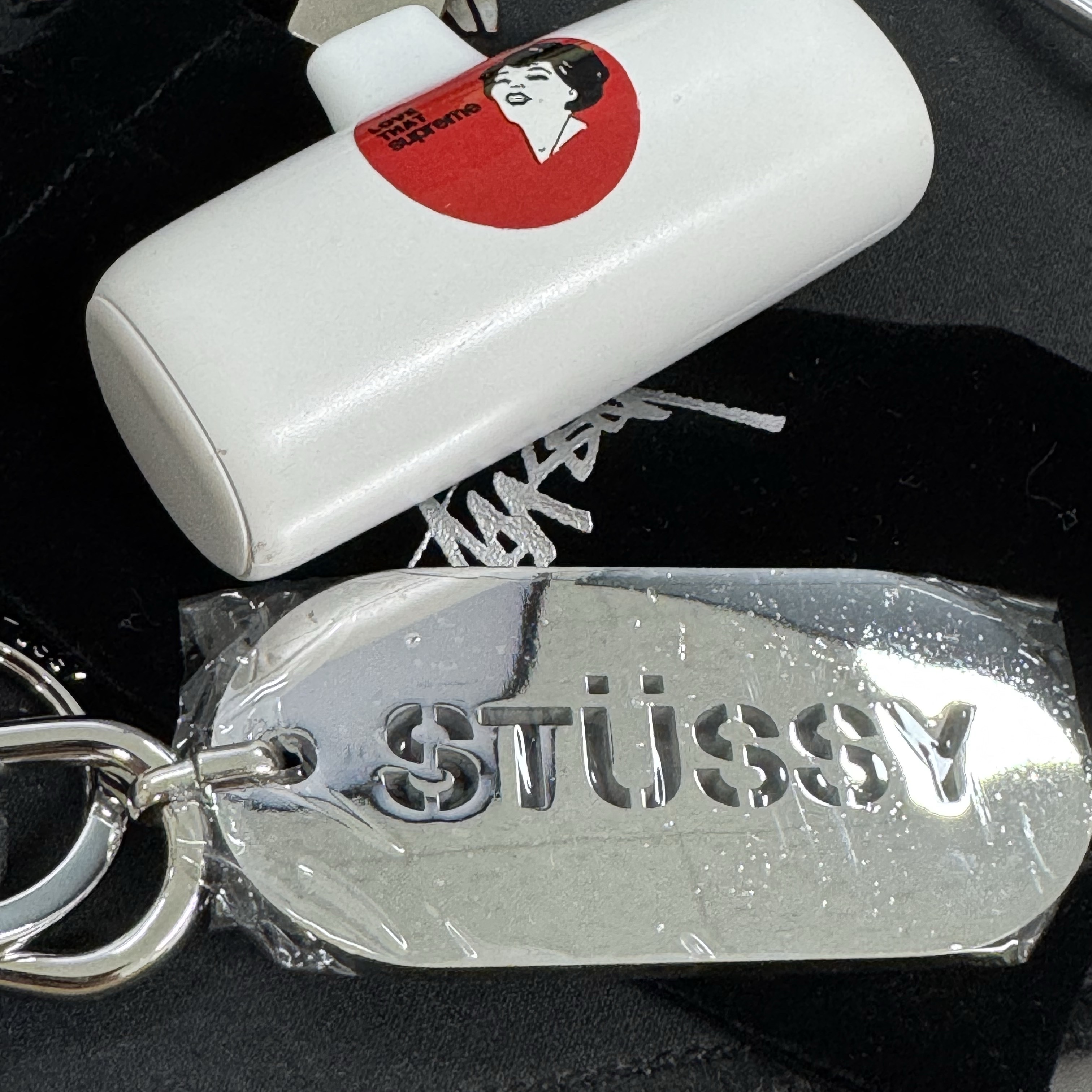 Stussy Metal Tag Keychain Silver 착용 스타일