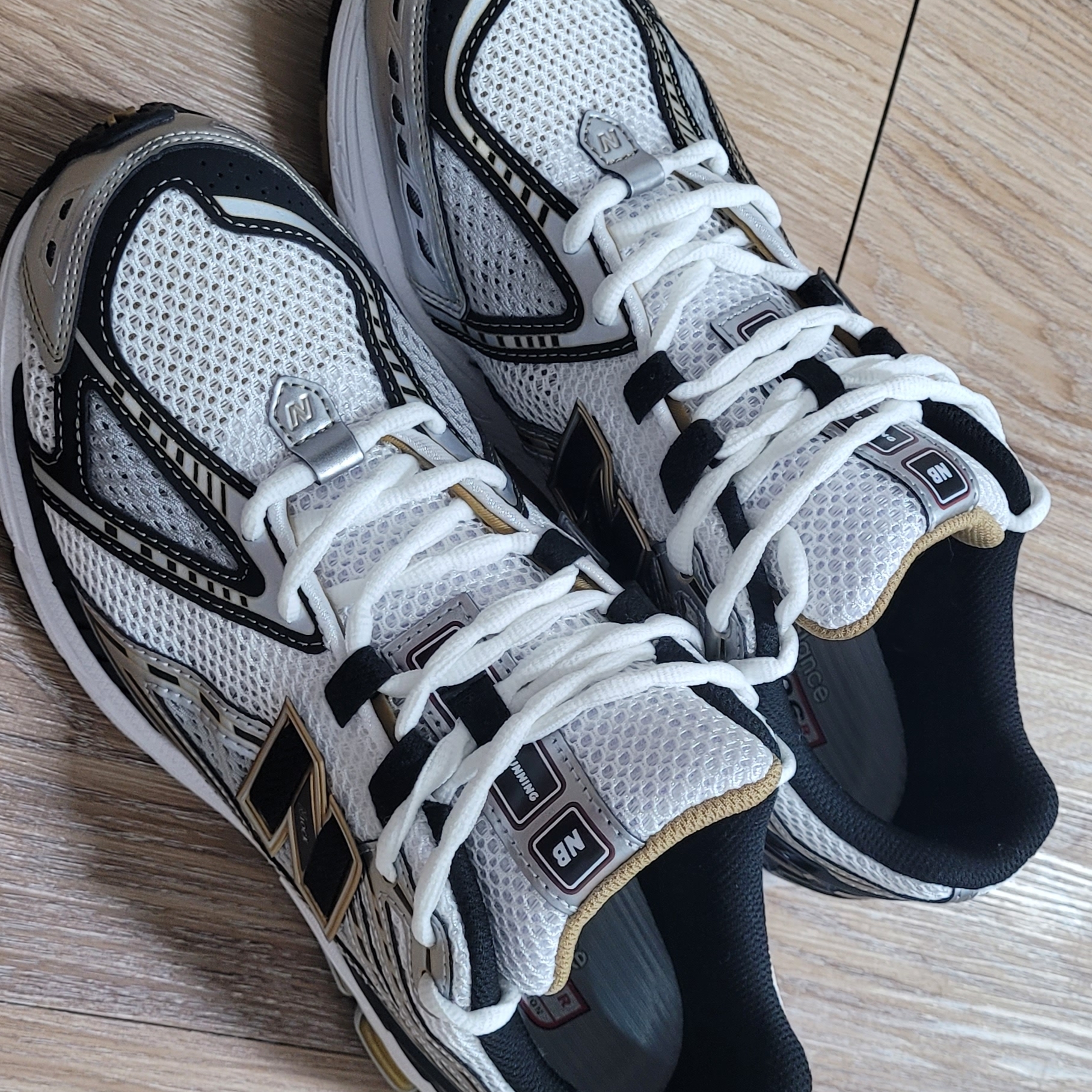 New Balance 1906R White Gold 착용 스타일