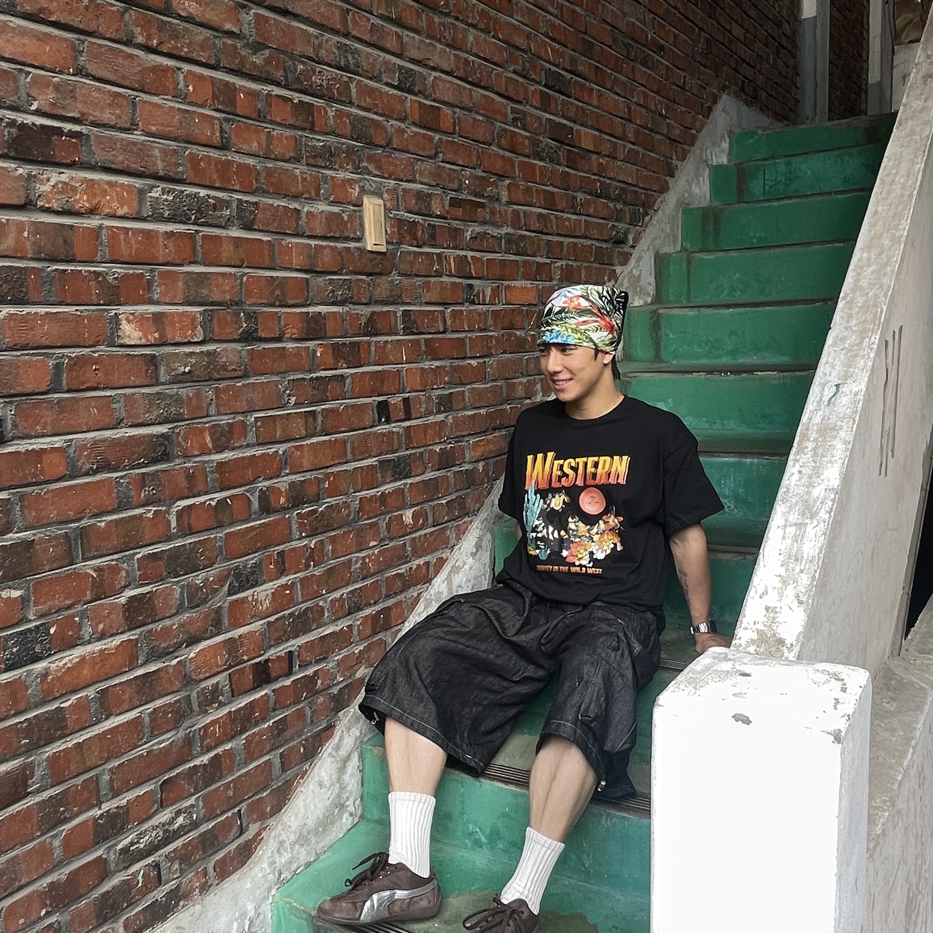 Gildan X American Collection Western T-Shirt Black 착용 스타일 - 2