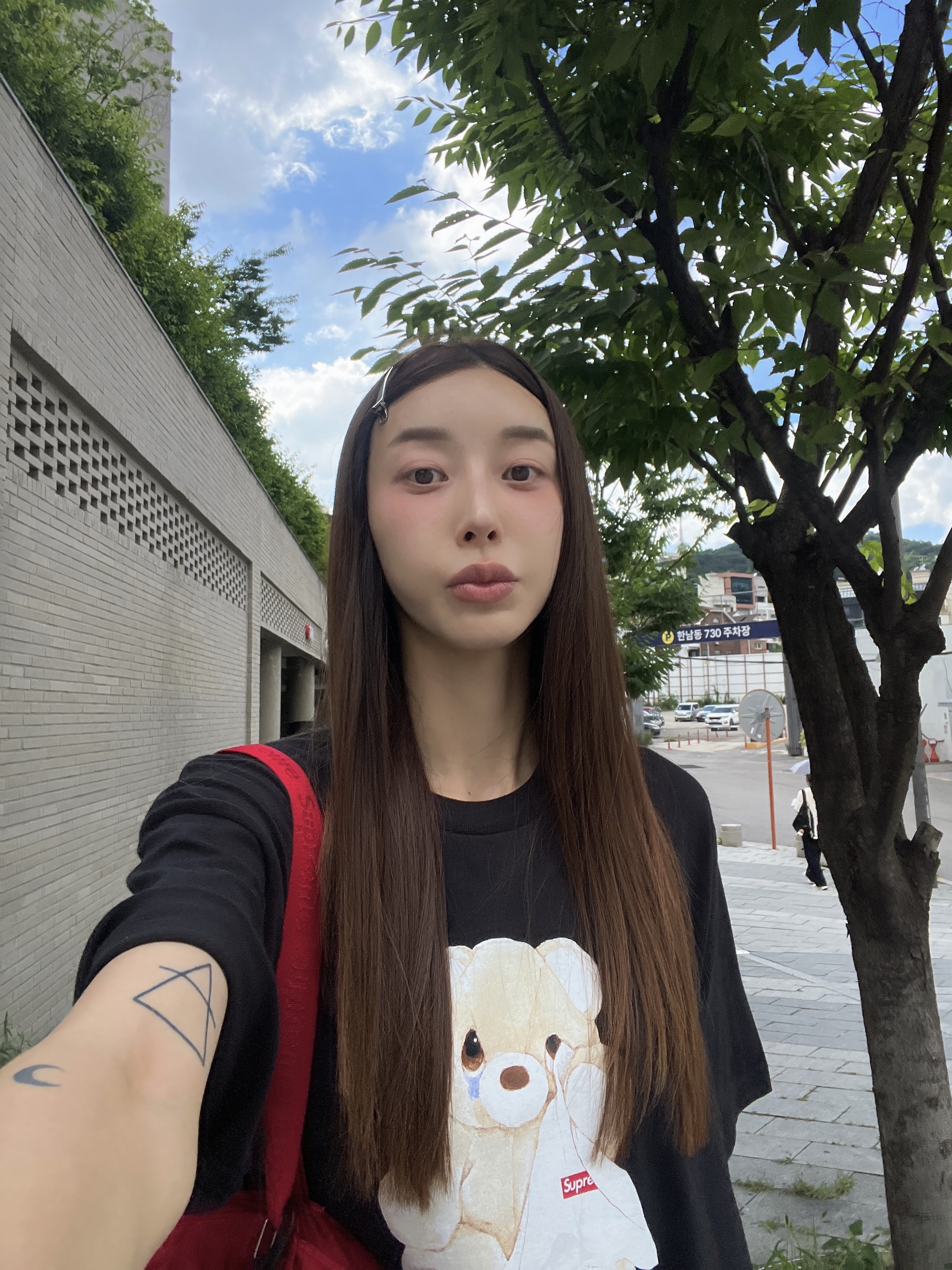 Supreme Bear T-Shirt Black - 25SS, Crocs Stomp Clog Black 착용 스타일 - 4