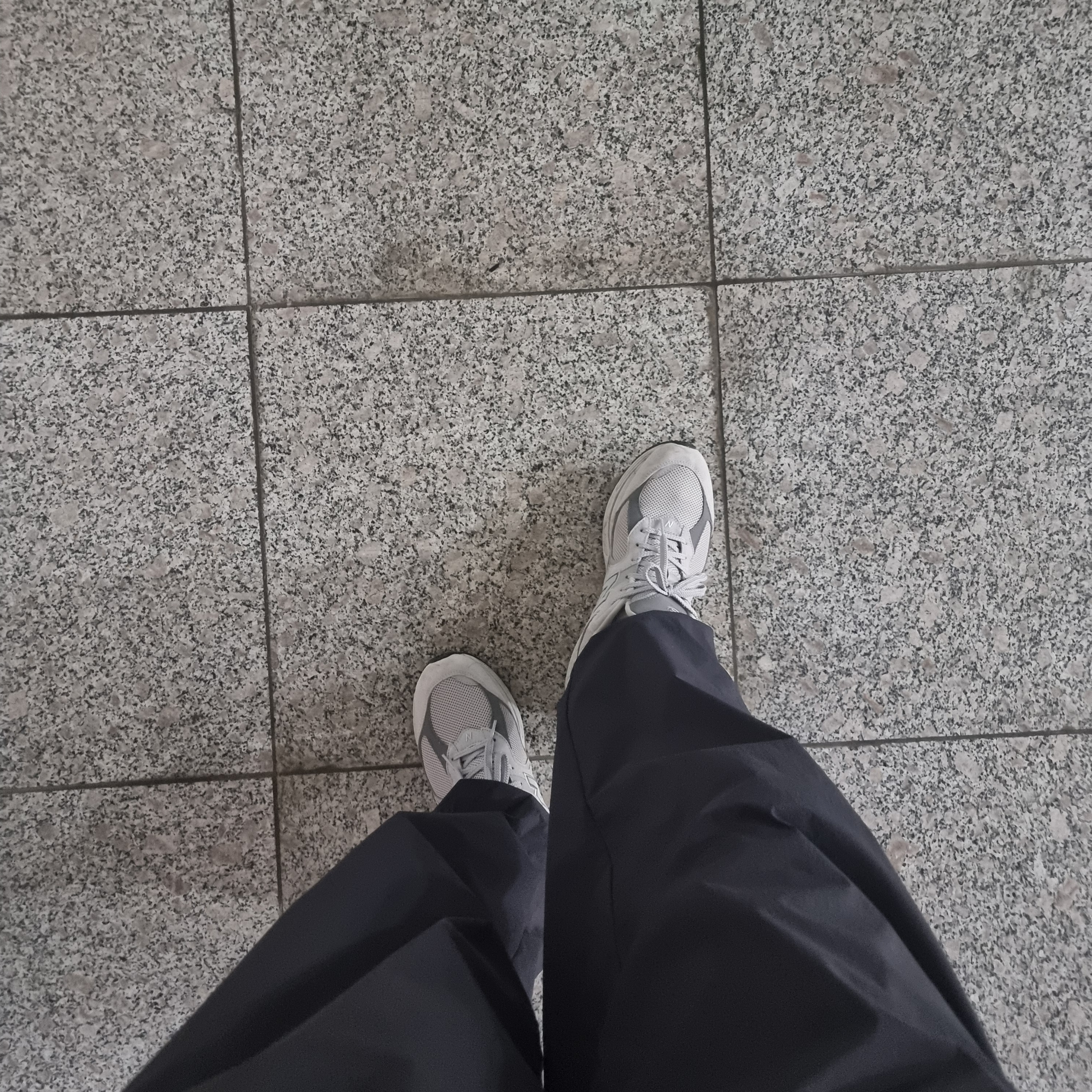 New Balance 2002R T2 Gray 착용 스타일