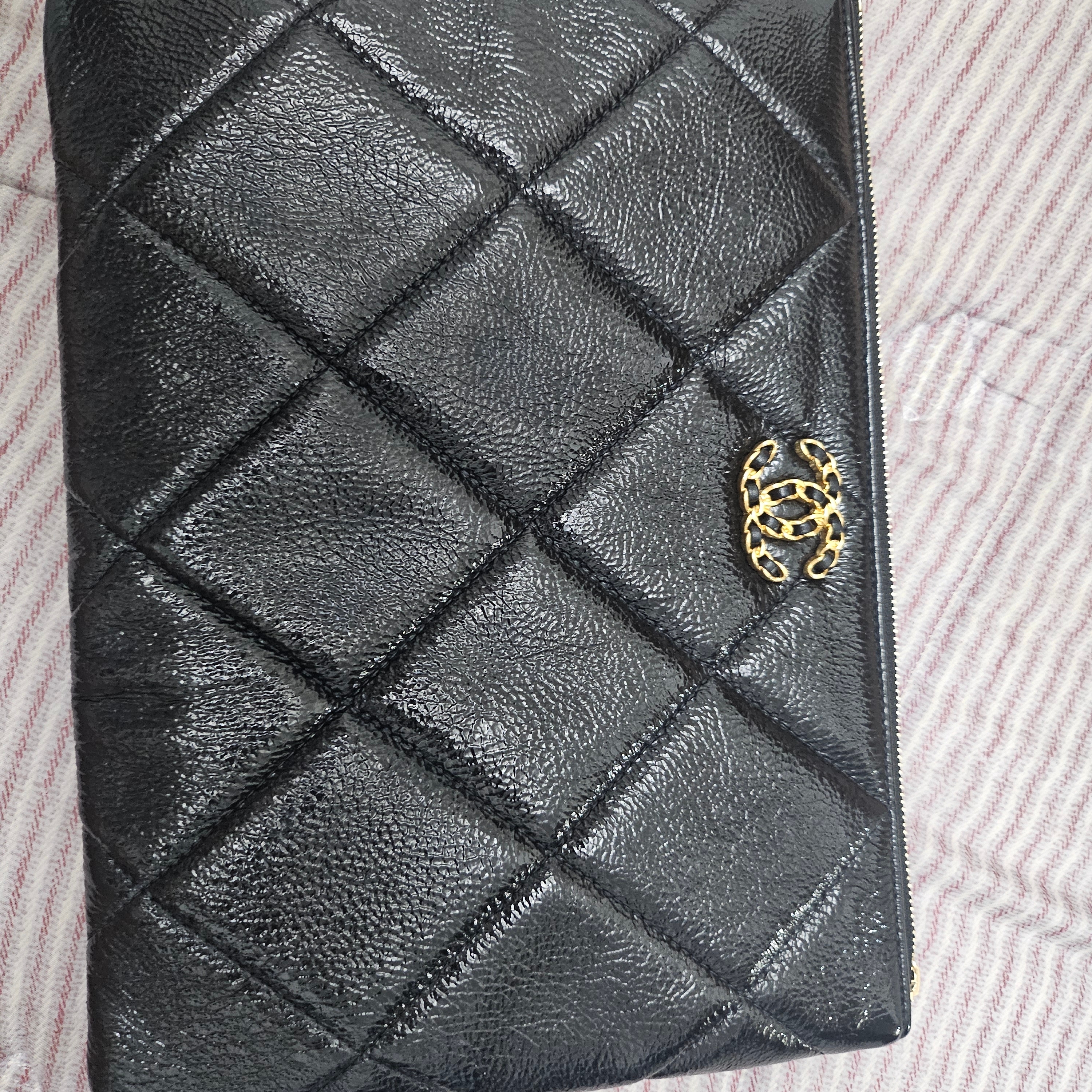 Chanel 19 Pouch Lambskin & Silver Black 착용 스타일 - 8