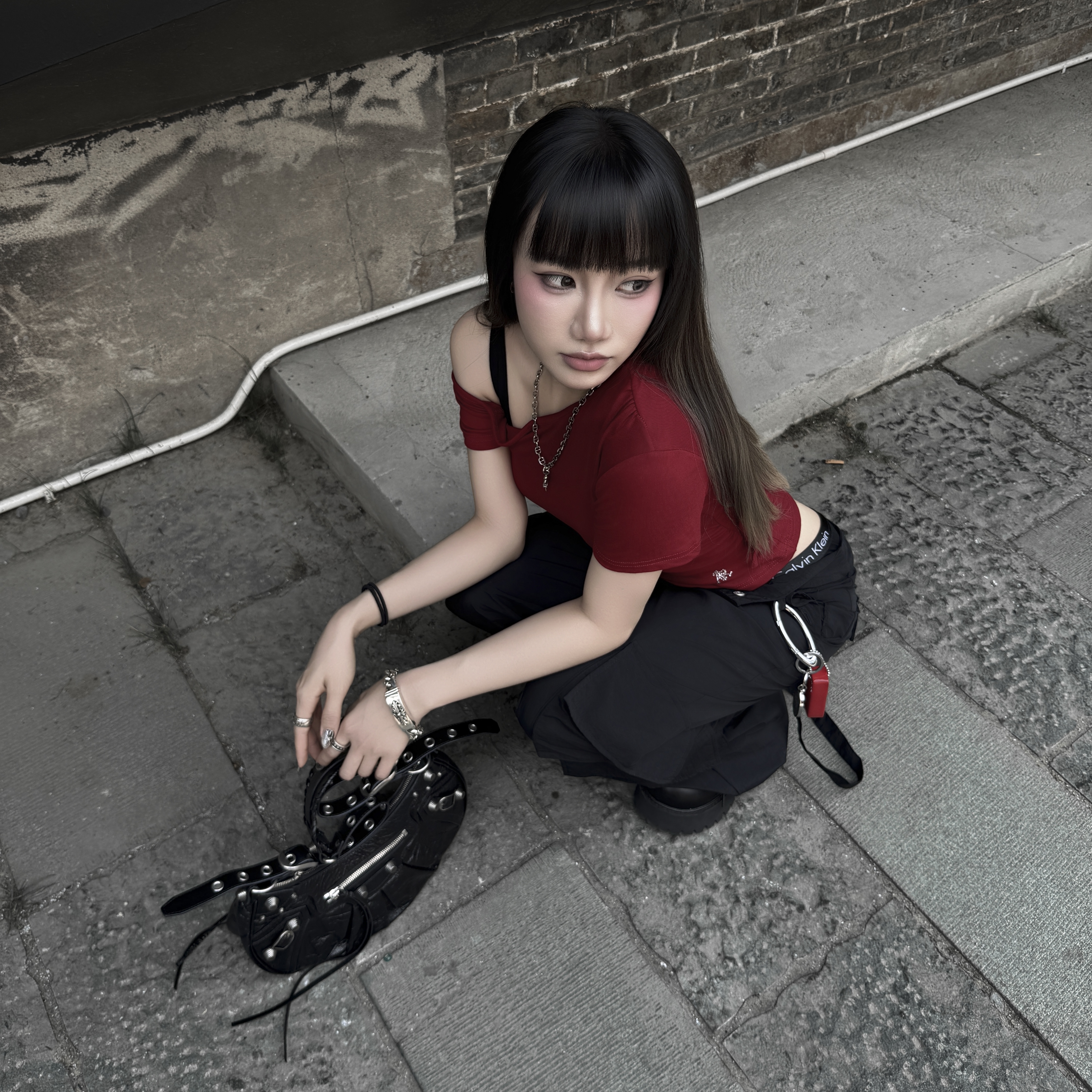 Balenciaga Le Cagole Small Shoulder Bag Black, Supreme Floating Keychain Red - 23FW 착용 스타일 - 1