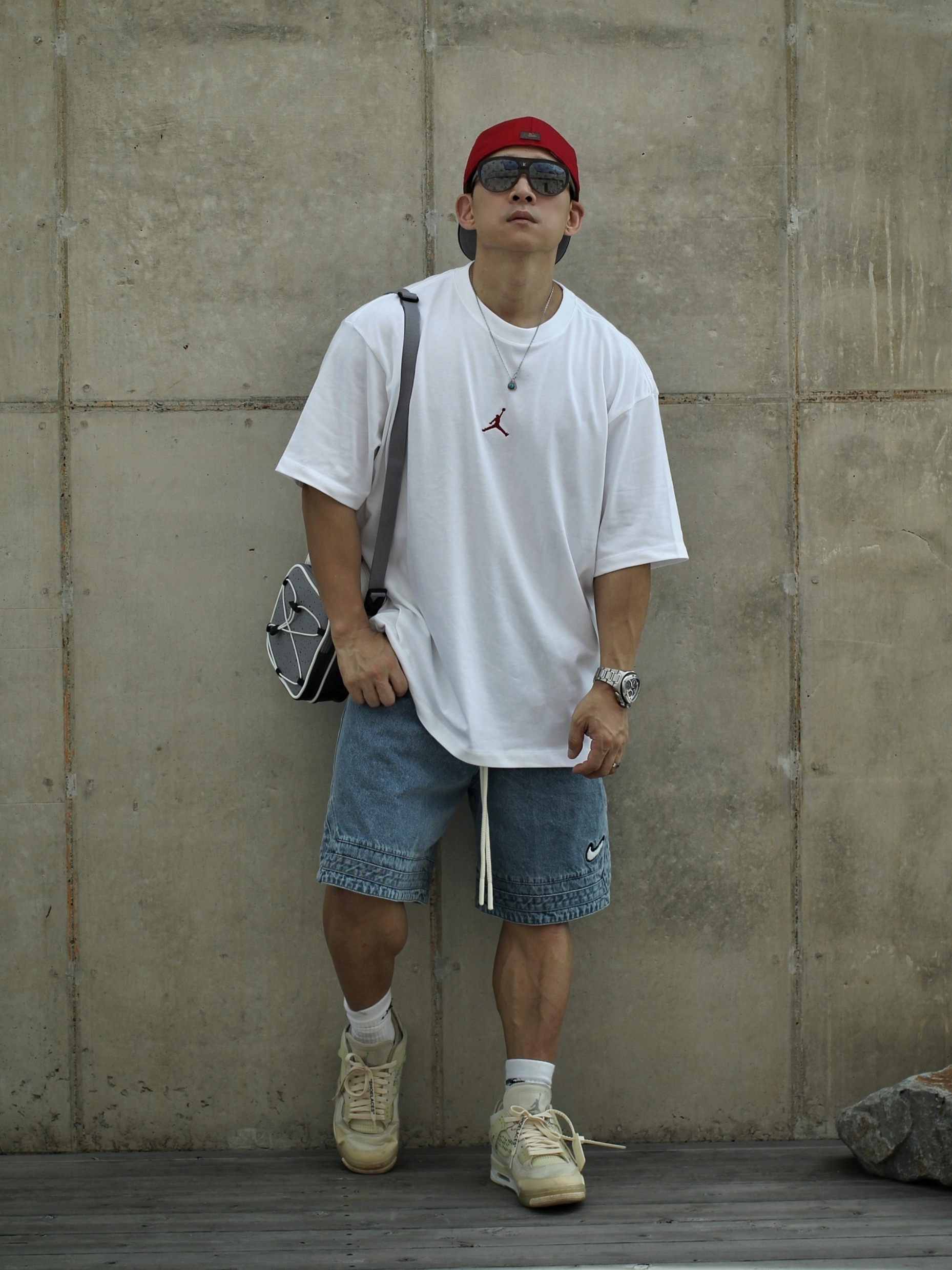 Jordan Seoul T-Shirt White Varsity Red (IB9106-100), (W) Jordan 4 x Off-White Retro SP Sail 착용 스타일 - 1