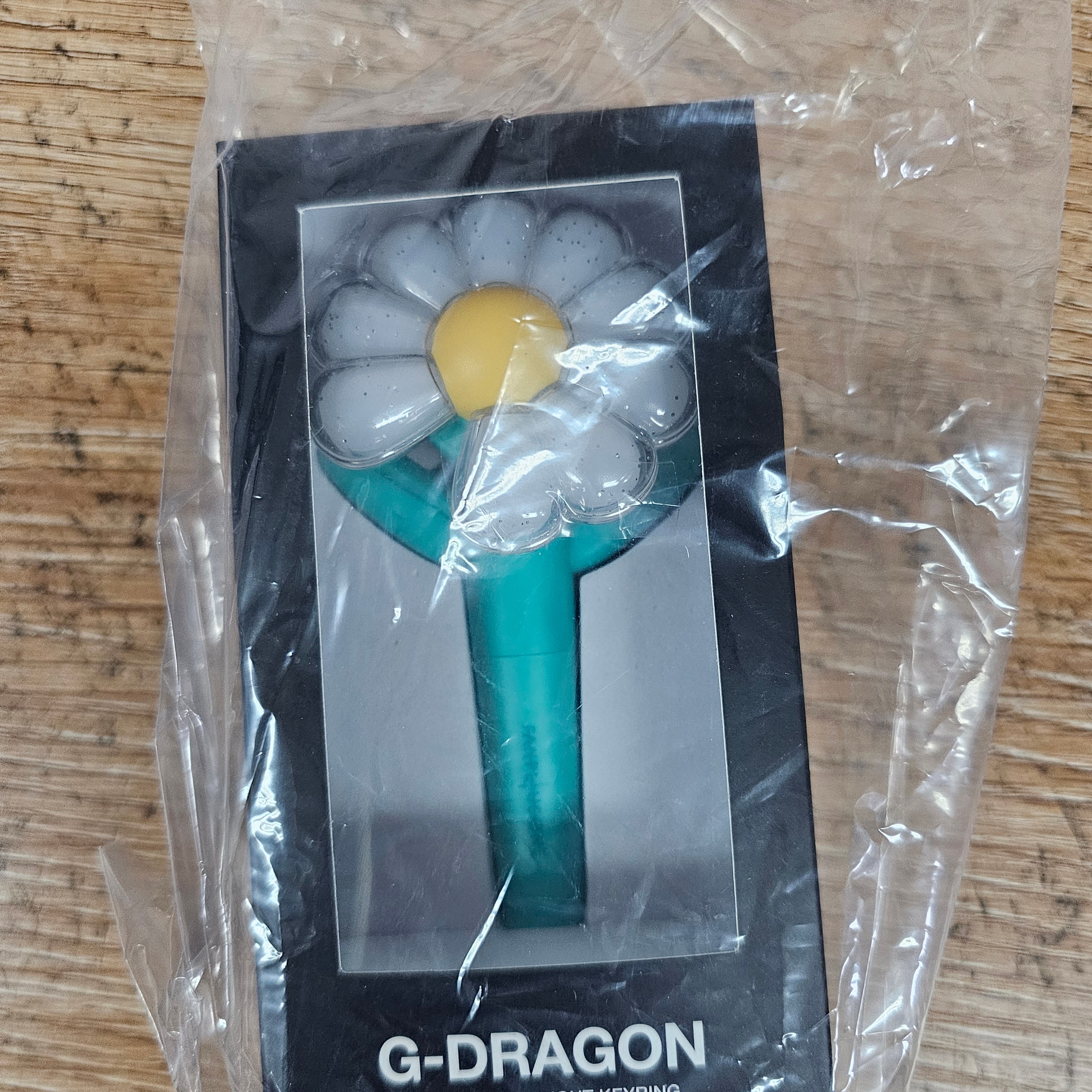 G-DRAGON Ubermensch Official Mini Light Keyring Mint 착용 스타일