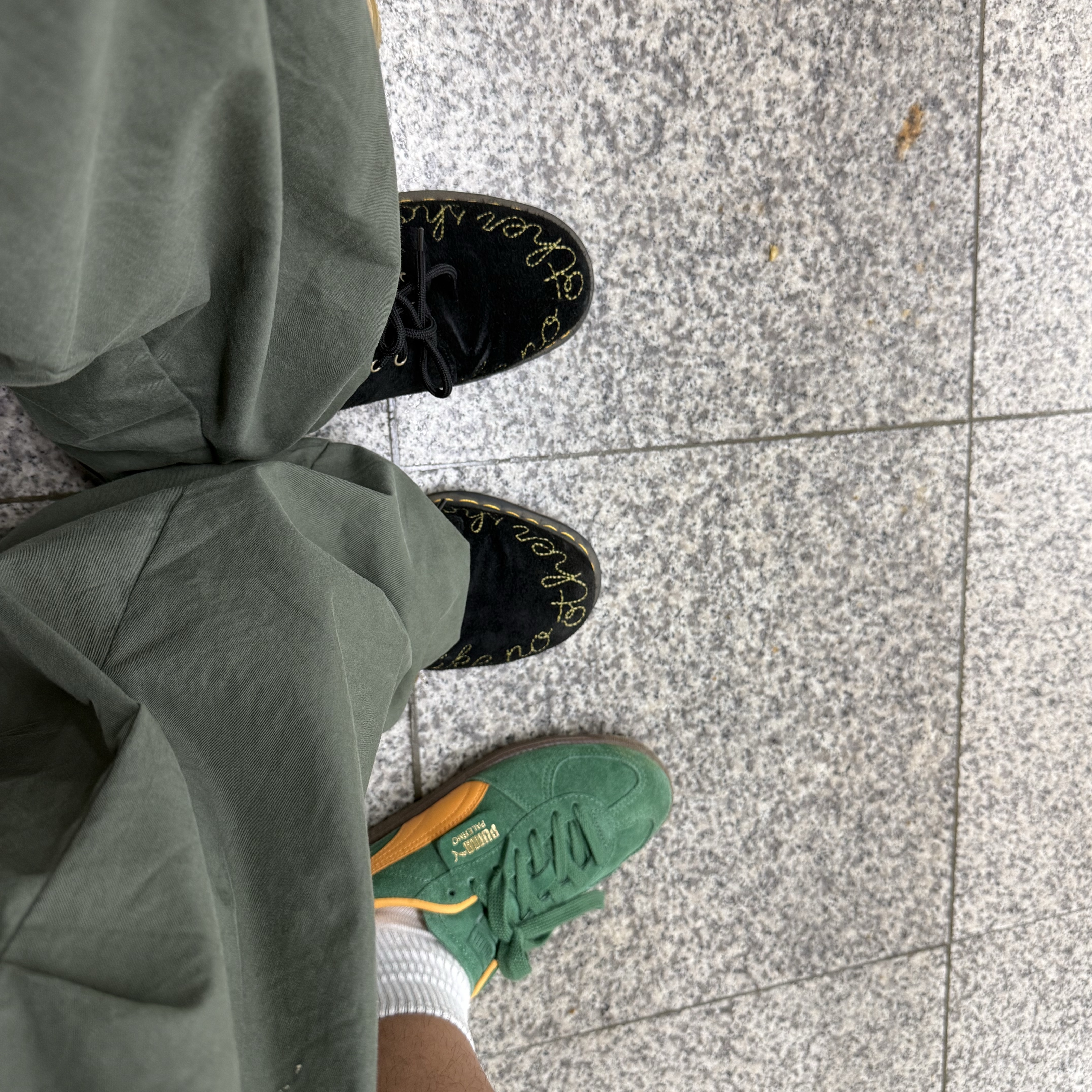 Dr. Martens 1461 Desert Oasis Suede Black, Puma Palermo Vine Clementine 착용 스타일 - 1