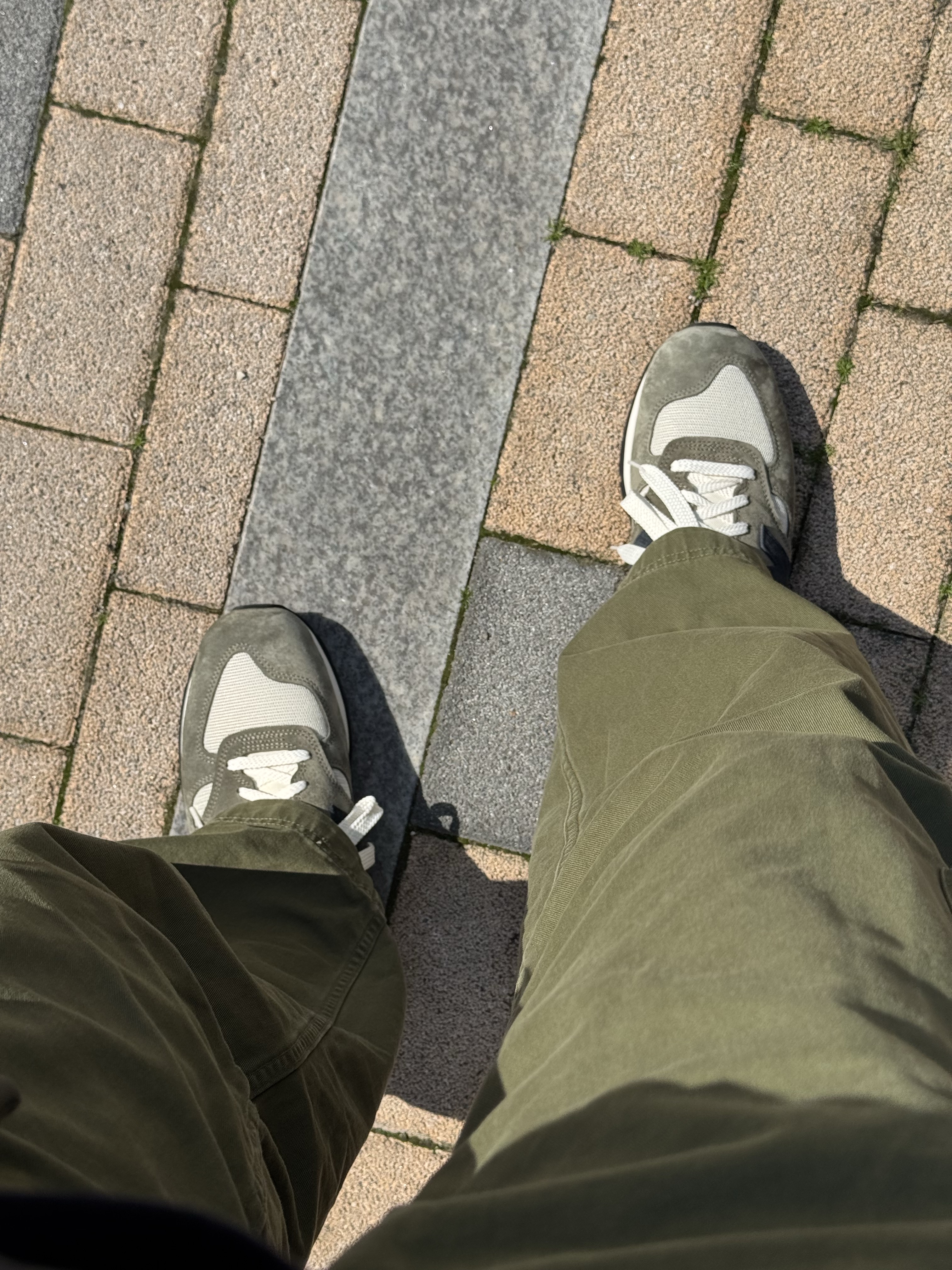 New Balance 990v1 Made in USA Olive 착용 스타일