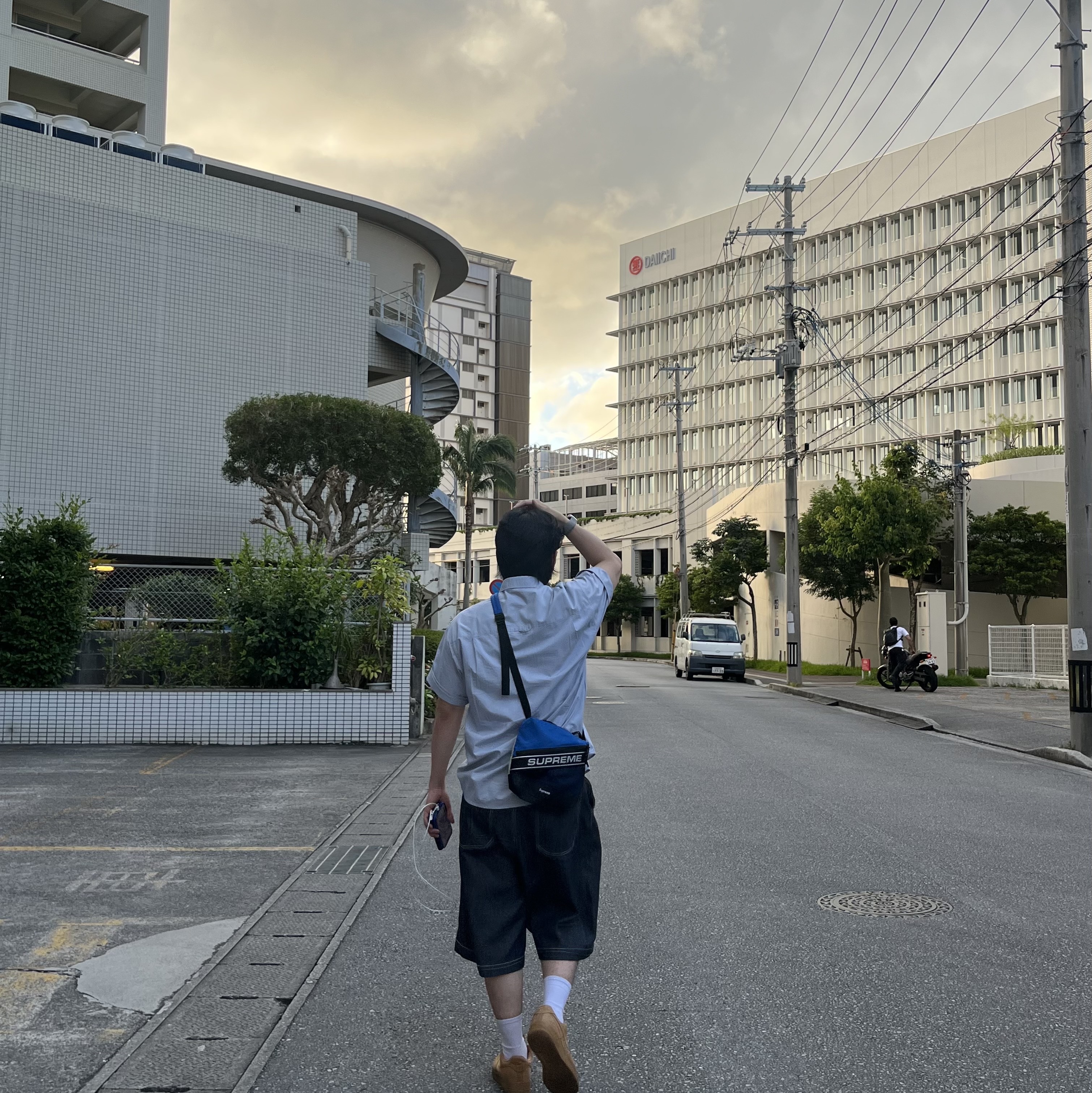 Supreme Shoulder Bag Blue - 23FW, Nike x Supreme Air Force 1 Low Flax 착용 스타일 - 1