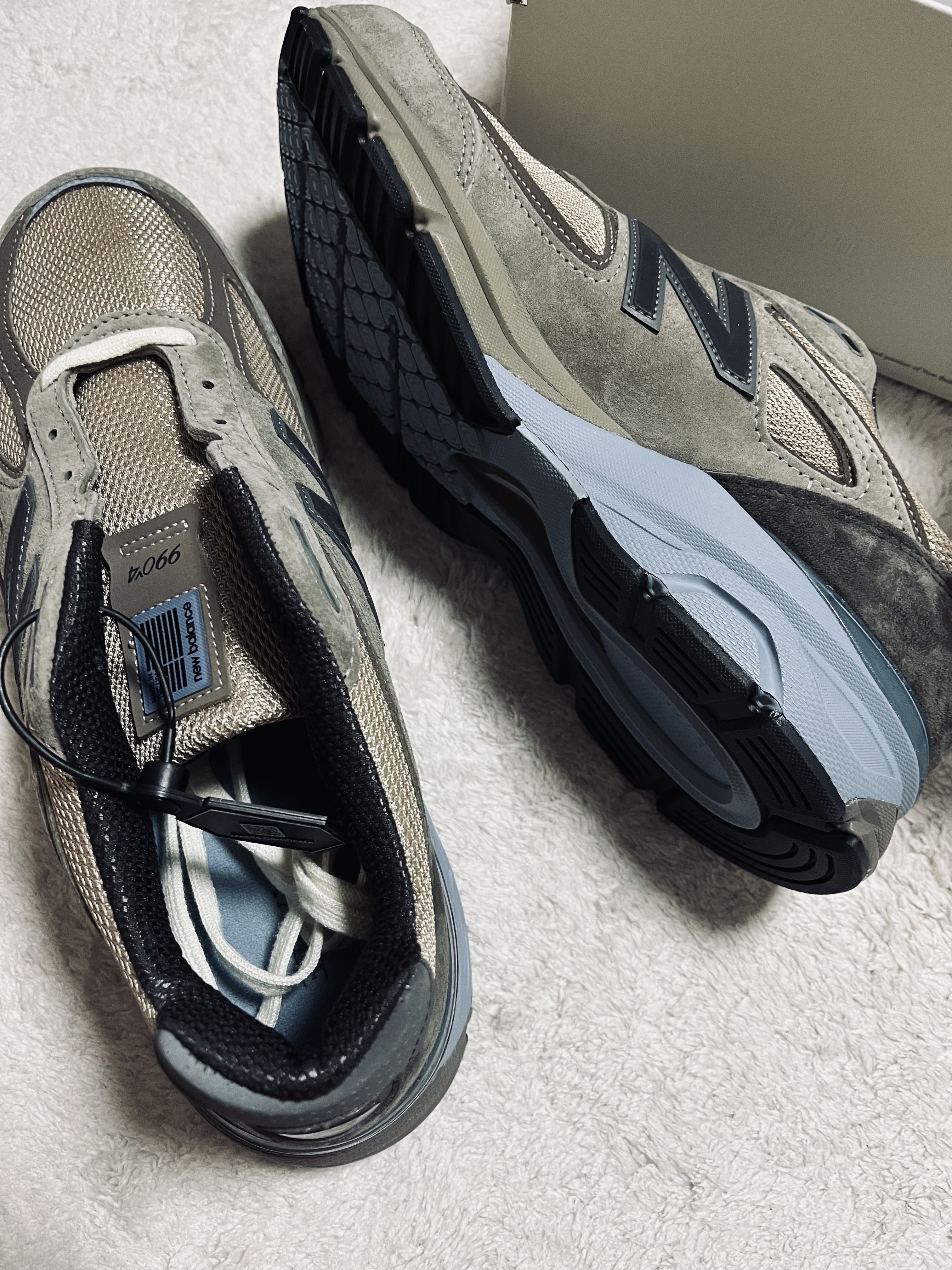 New Balance x Auralee 990v4 Made in USA London Fog 착용 스타일