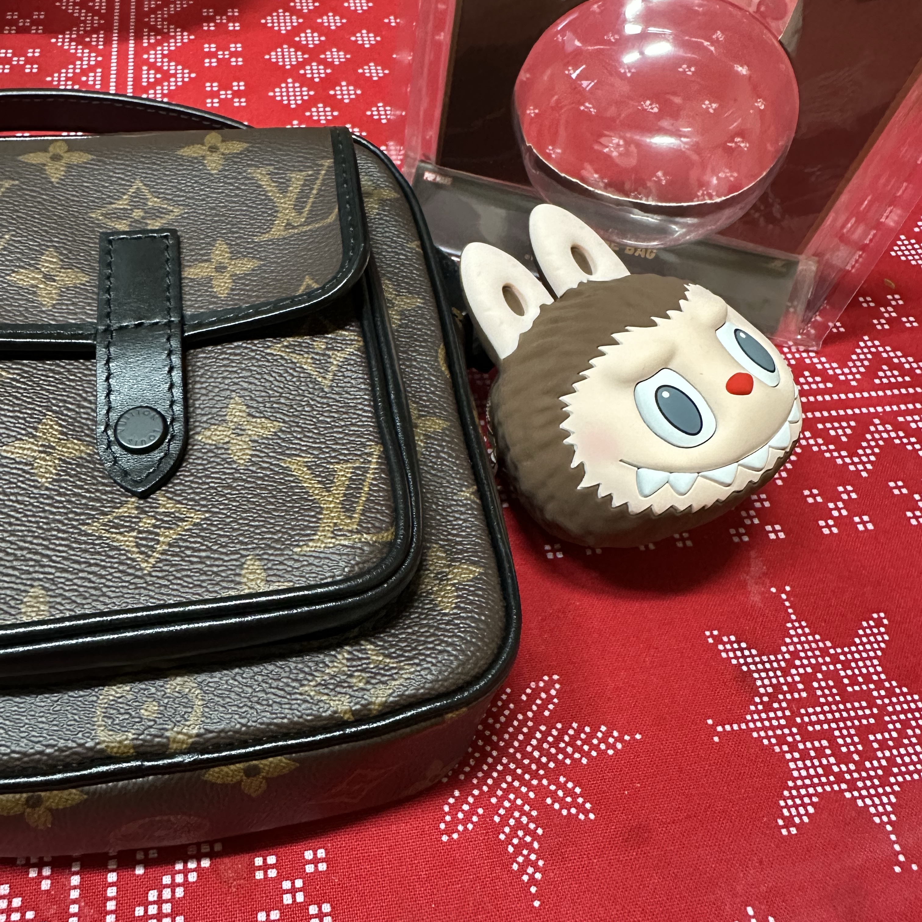 Pop Mart Labubu Original Silicone Earphone Bag Brown 착용 스타일