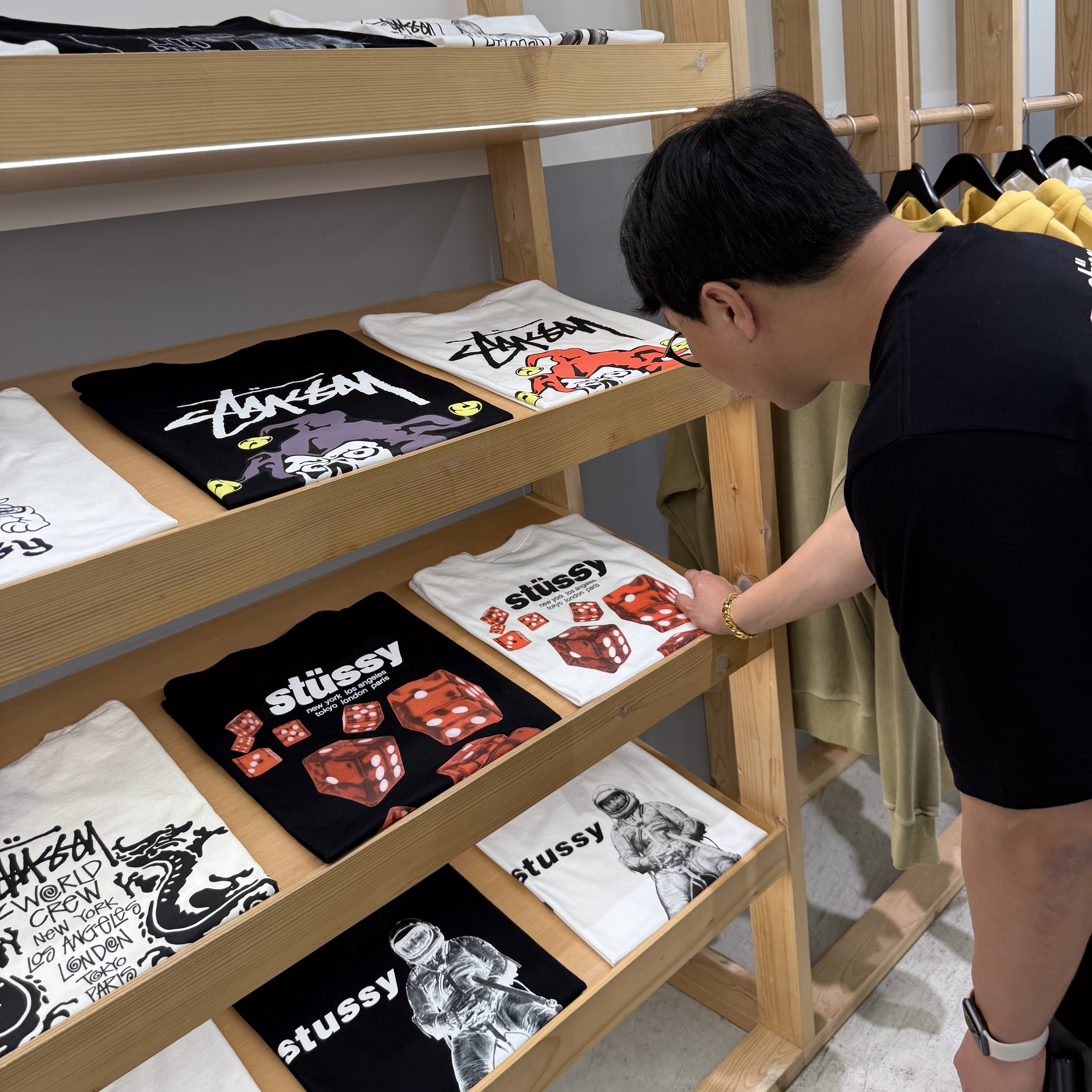 Stussy Rollers T-Shirt Black 착용 스타일 - 2